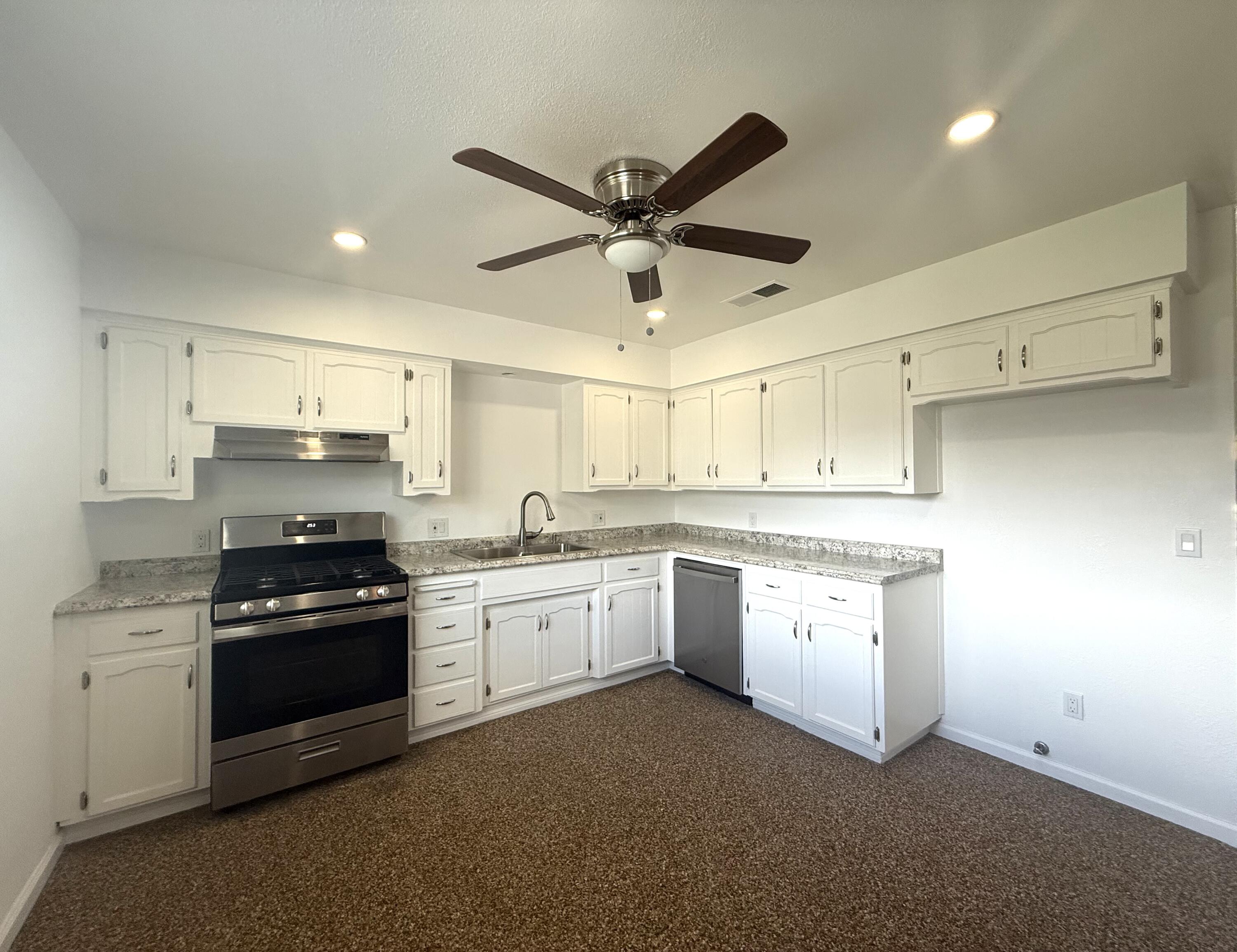 1093 Raymond Rd, Hanford, CA 93230