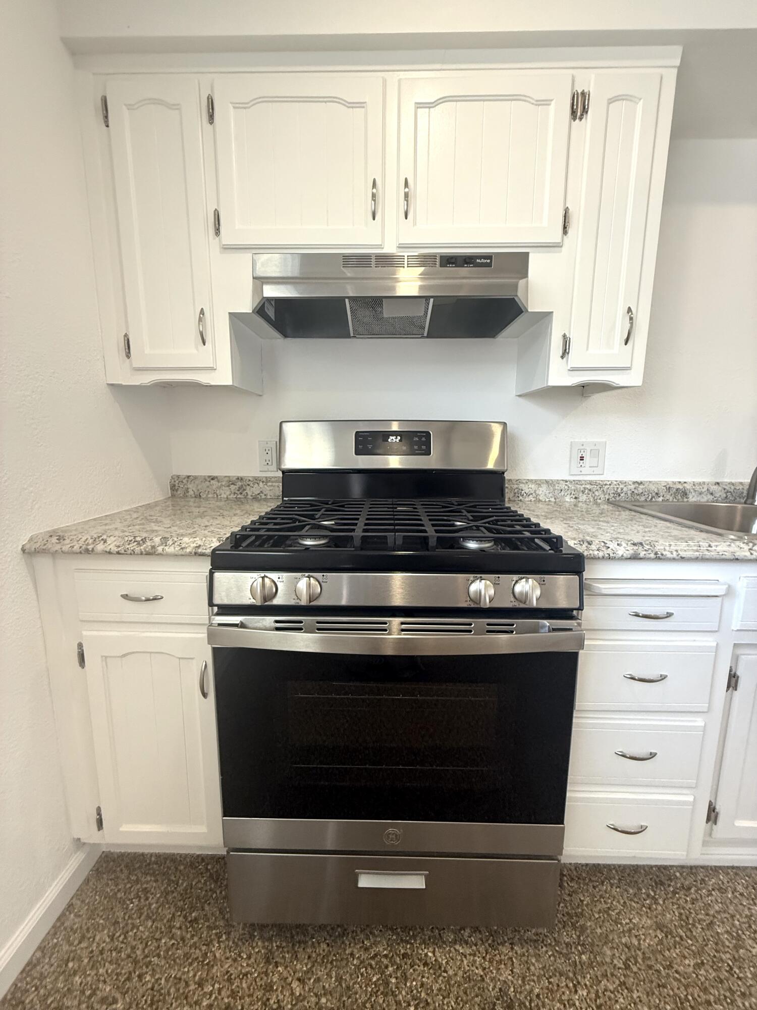 1093 Raymond Rd, Hanford, CA 93230