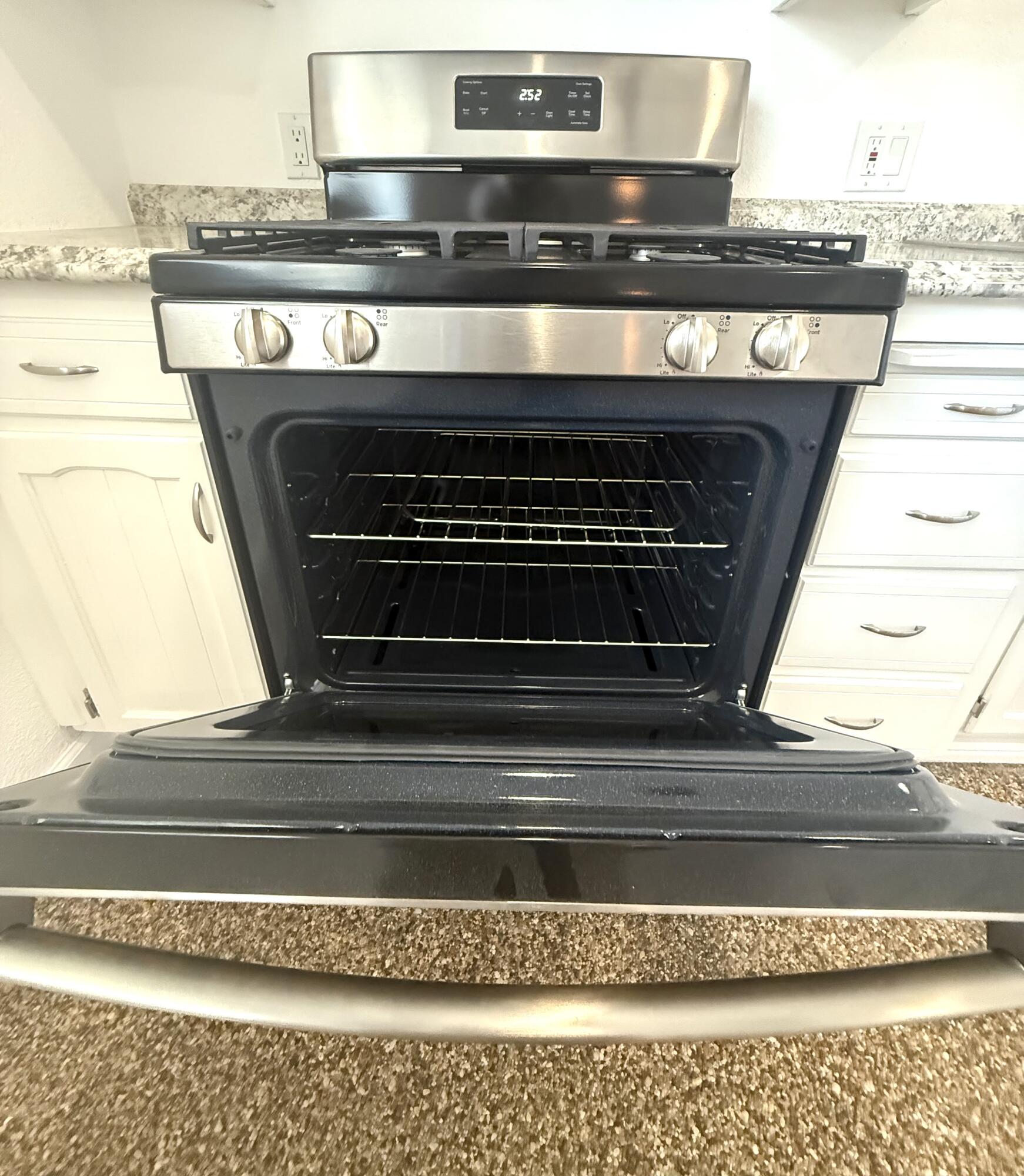 1093 Raymond Rd, Hanford, CA 93230