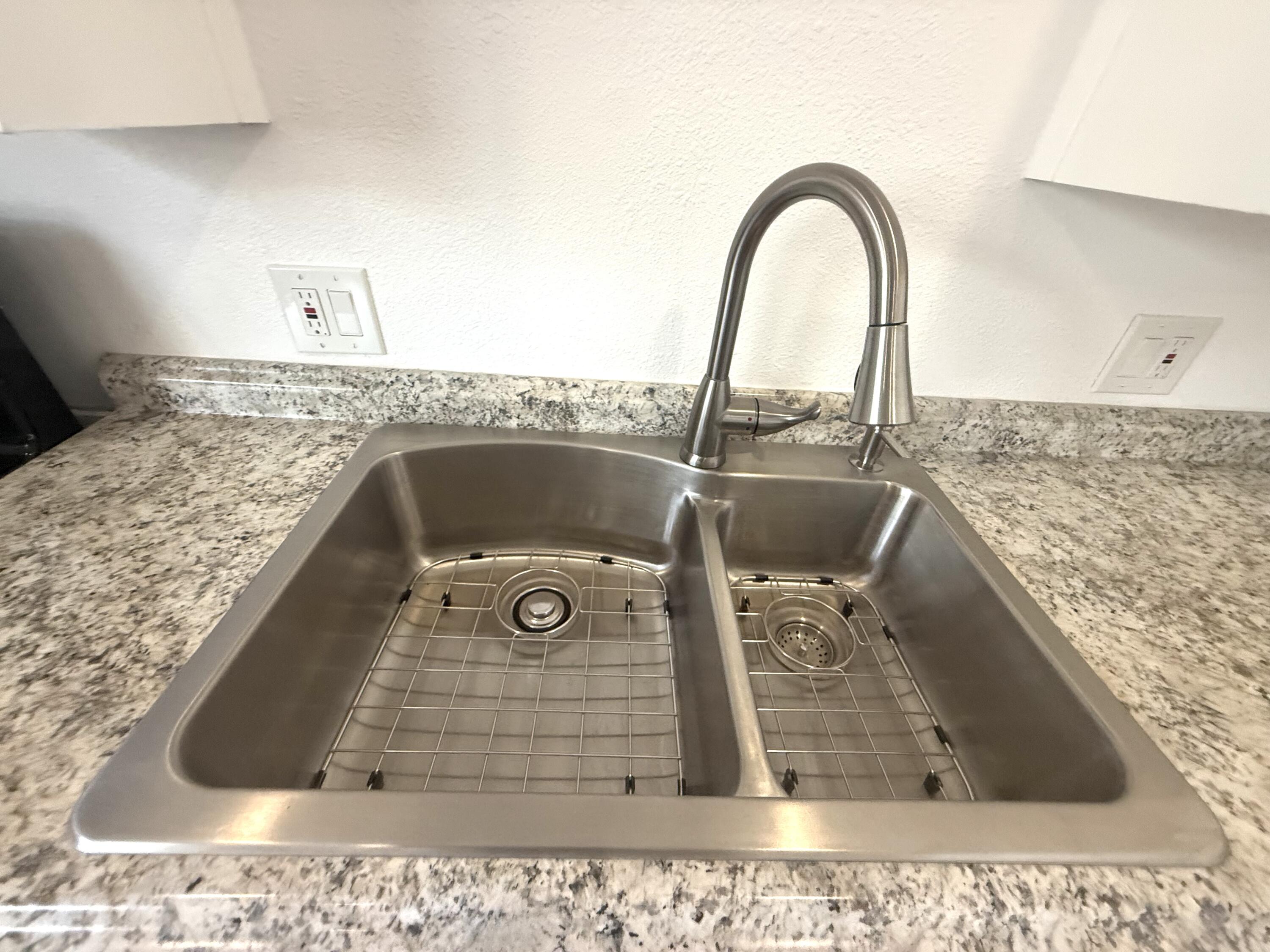 1093 Raymond Rd, Hanford, CA 93230