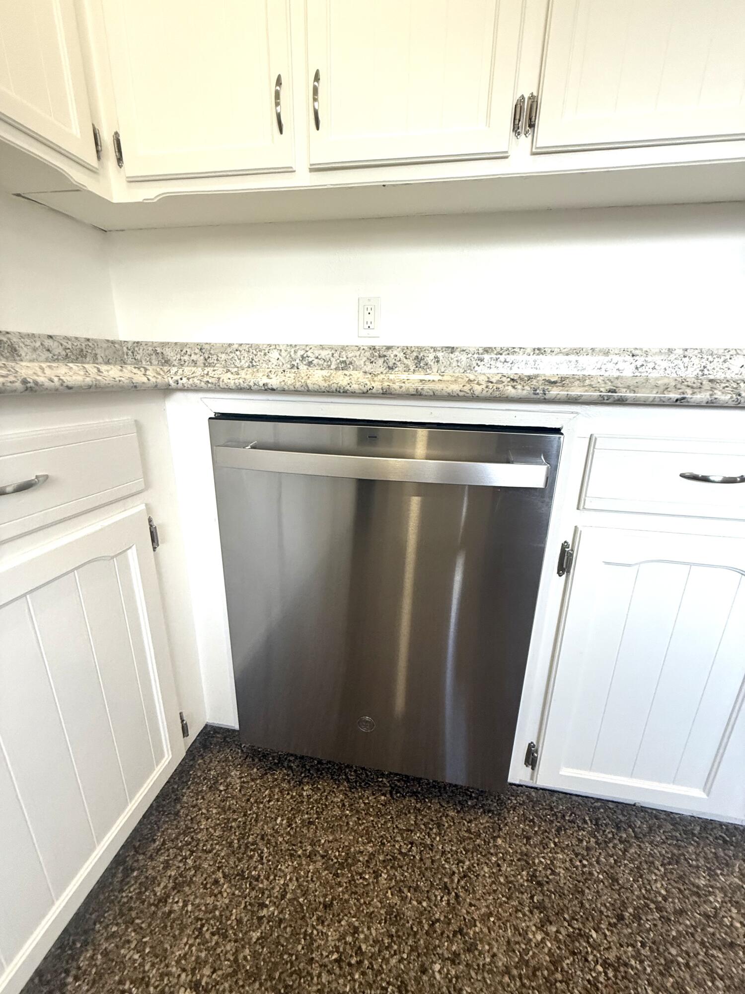 1093 Raymond Rd, Hanford, CA 93230