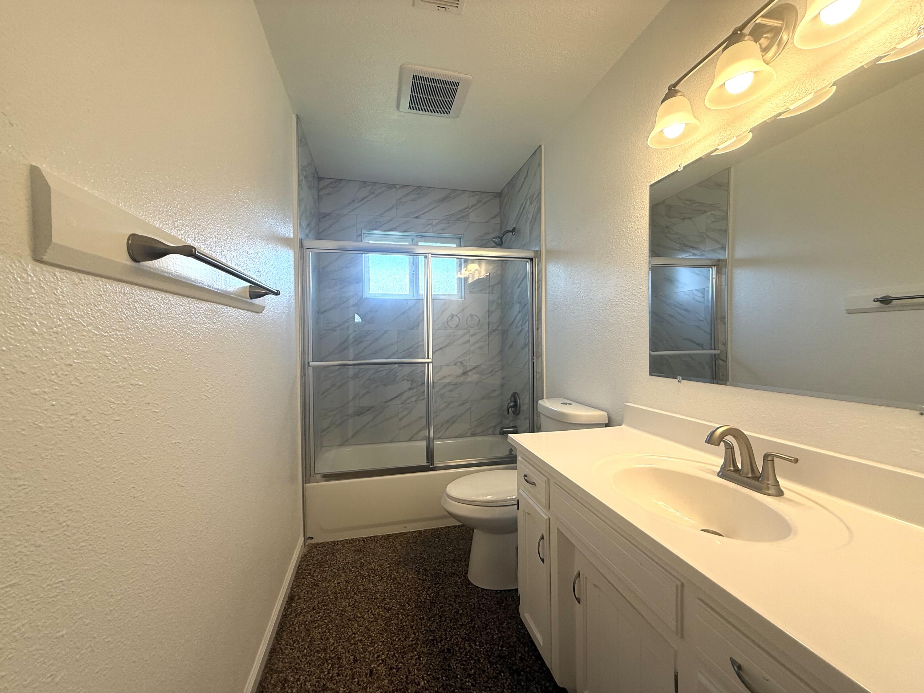 1093 Raymond Rd, Hanford, CA 93230