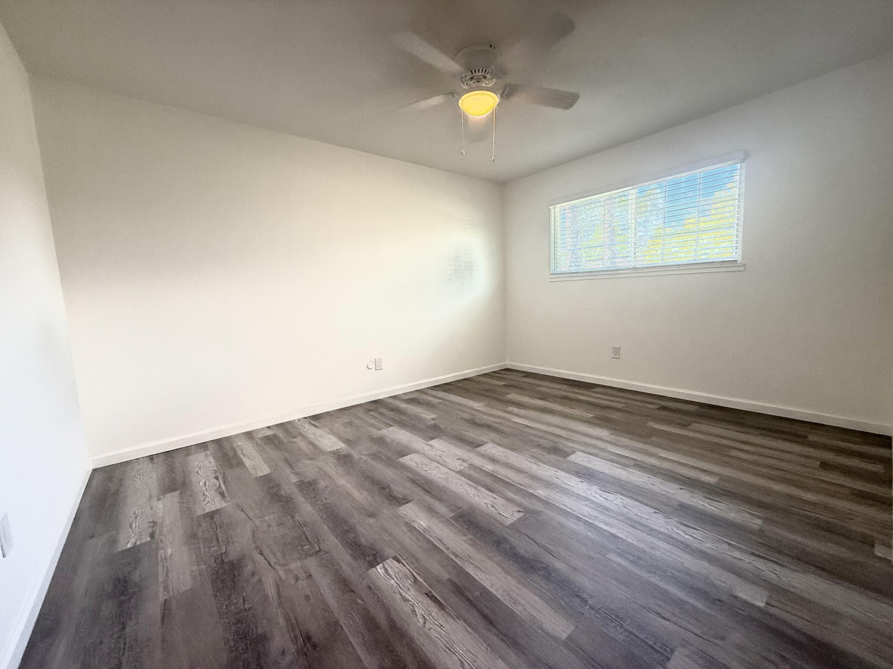 1093 Raymond Rd, Hanford, CA 93230