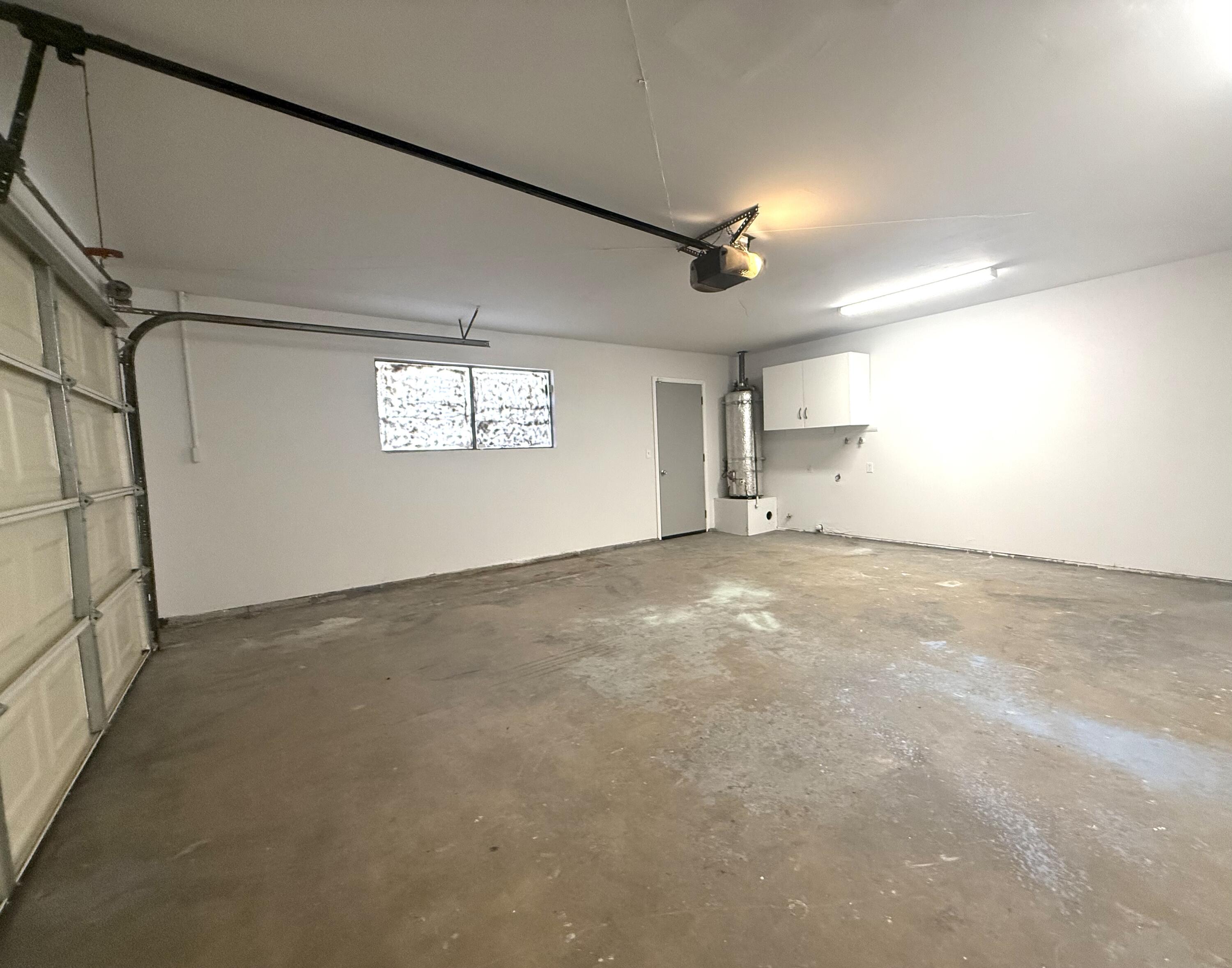 1093 Raymond Rd, Hanford, CA 93230