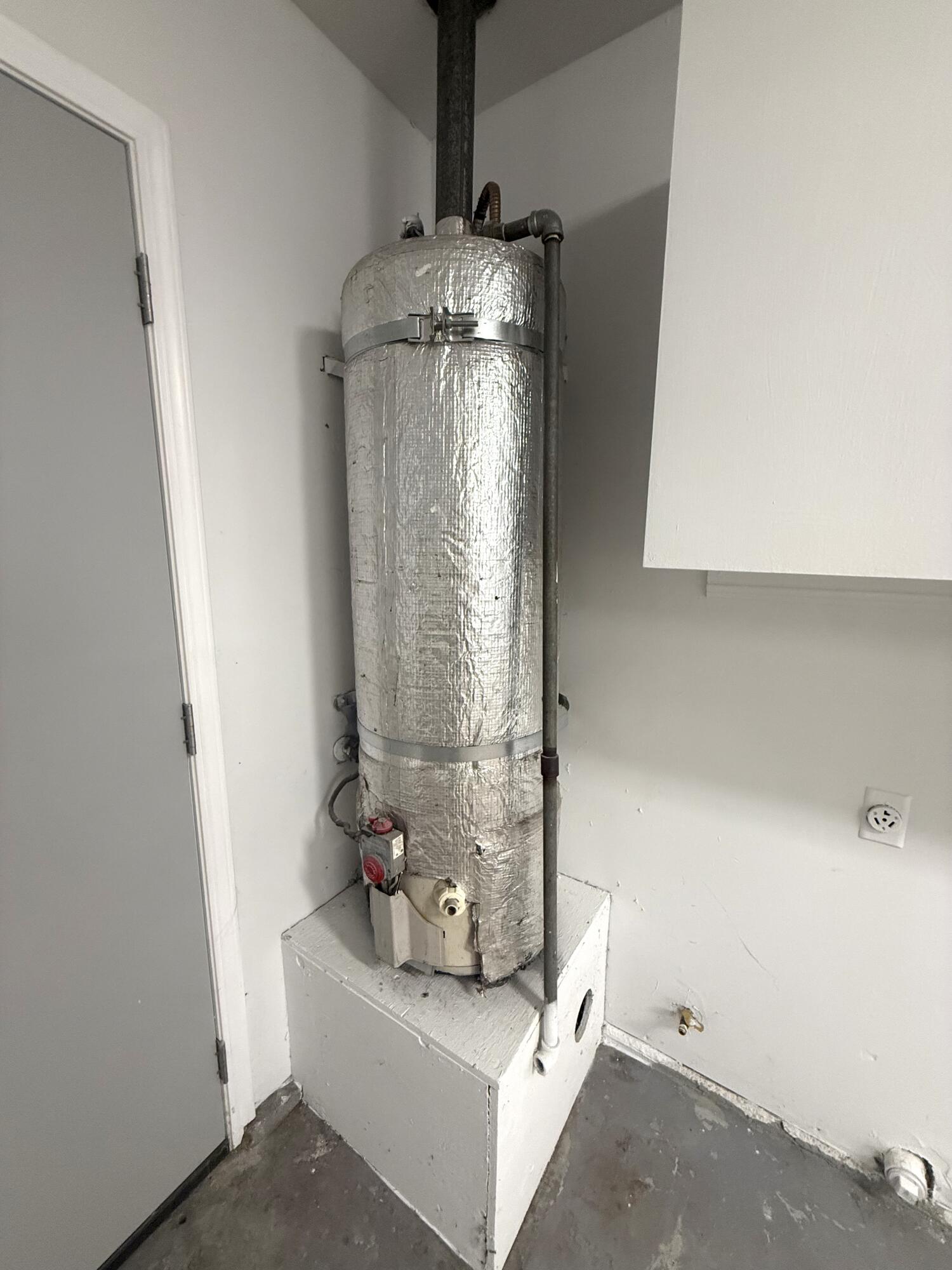 1093 Raymond Rd, Hanford, CA 93230