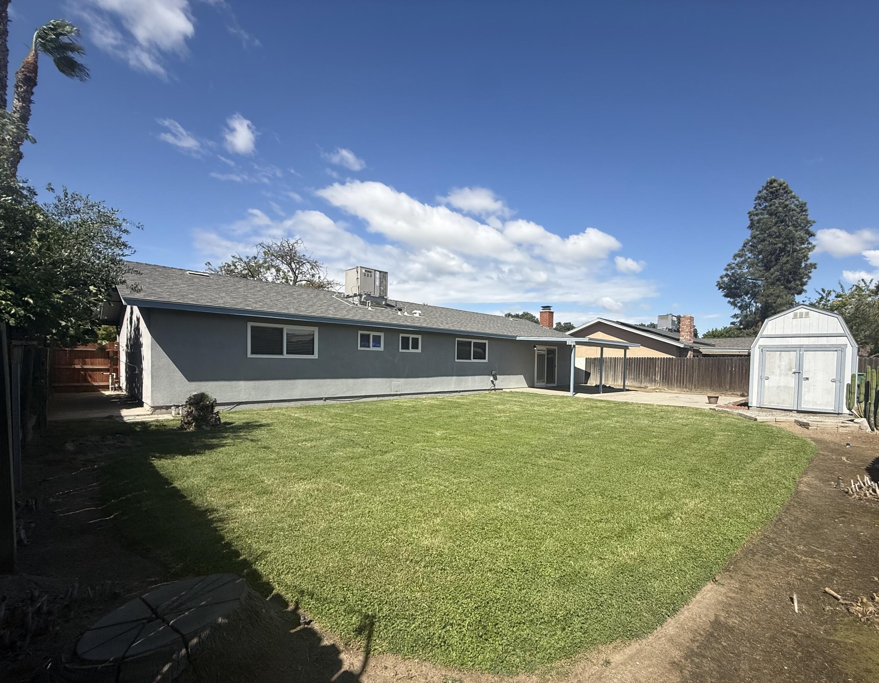 1093 Raymond Rd, Hanford, CA 93230