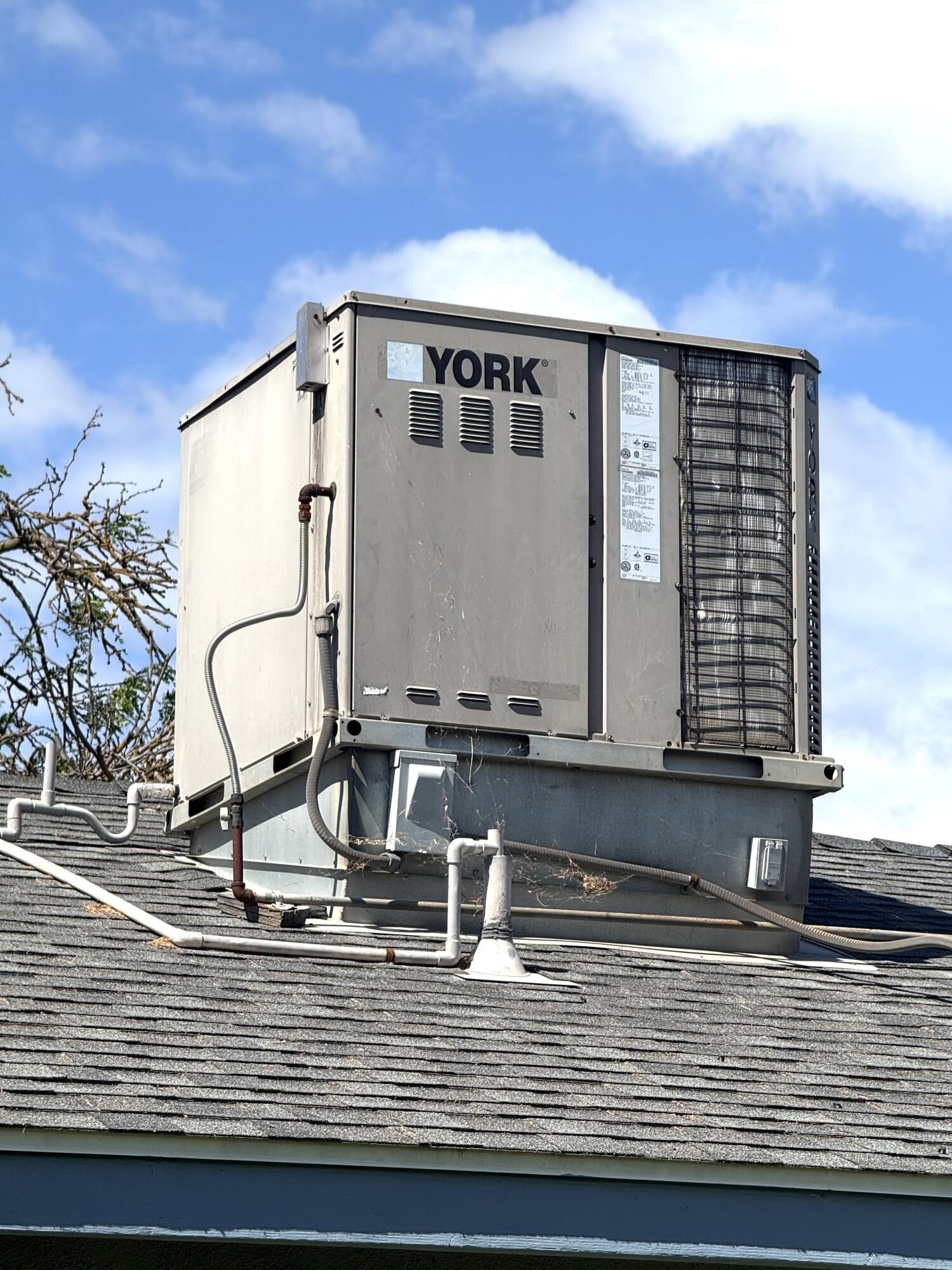 1093 Raymond Rd, Hanford, CA 93230