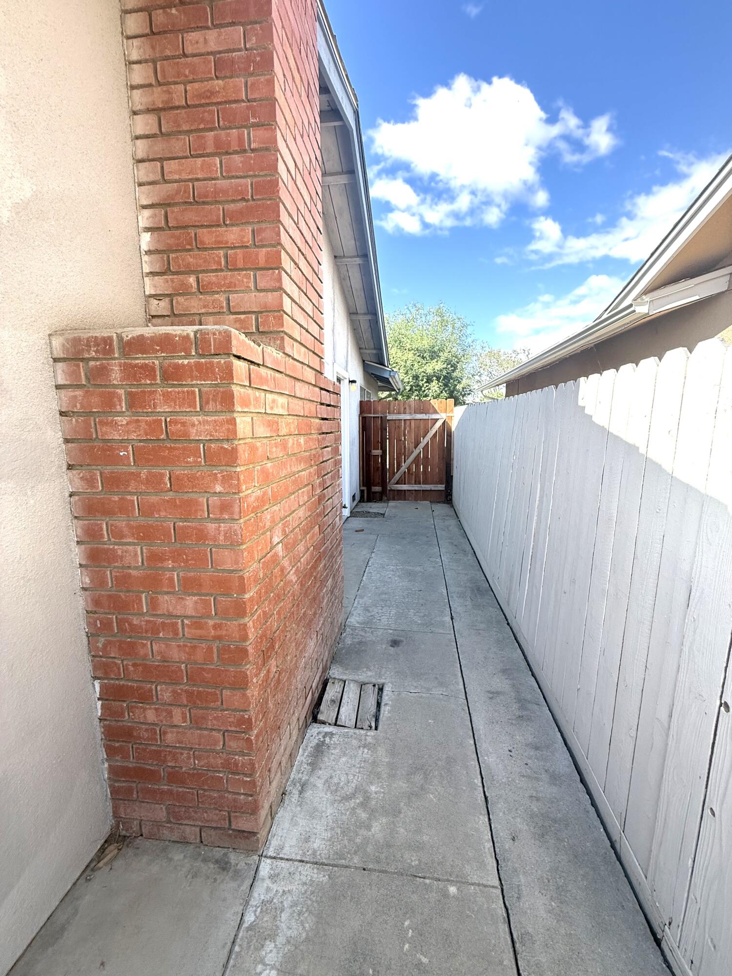 1093 Raymond Rd, Hanford, CA 93230