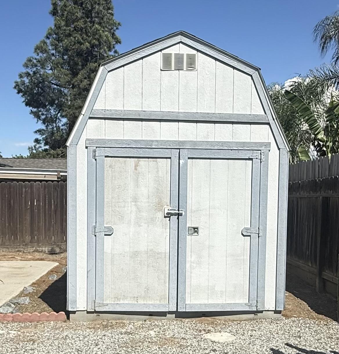 1093 Raymond Rd, Hanford, CA 93230