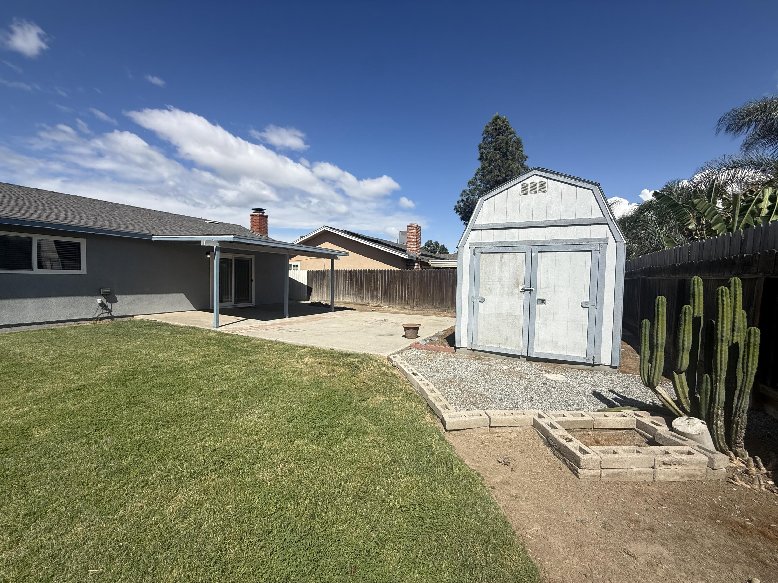 1093 Raymond Rd, Hanford, CA 93230