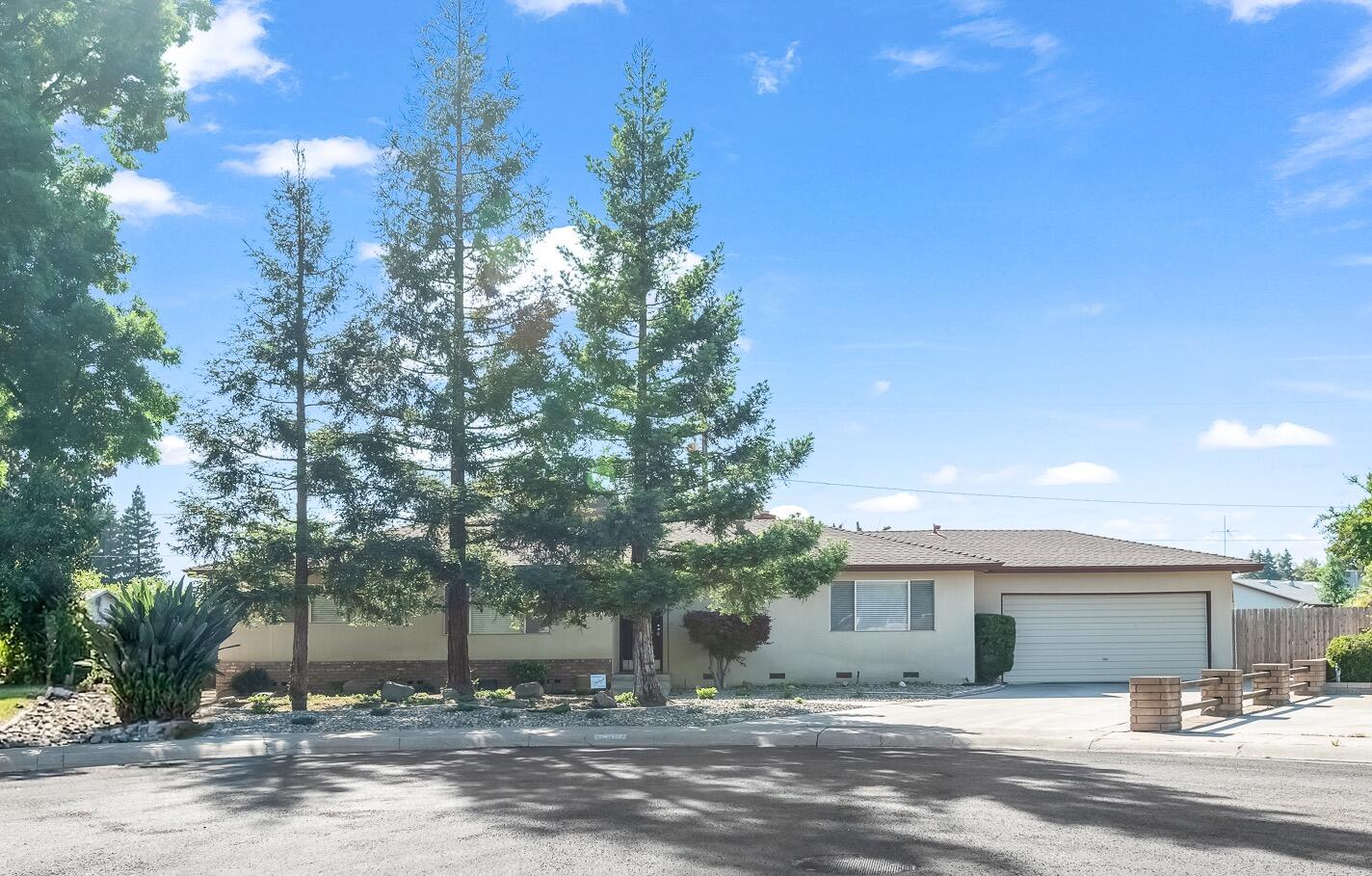 650 W Princeton Ct, Visalia, CA 93277