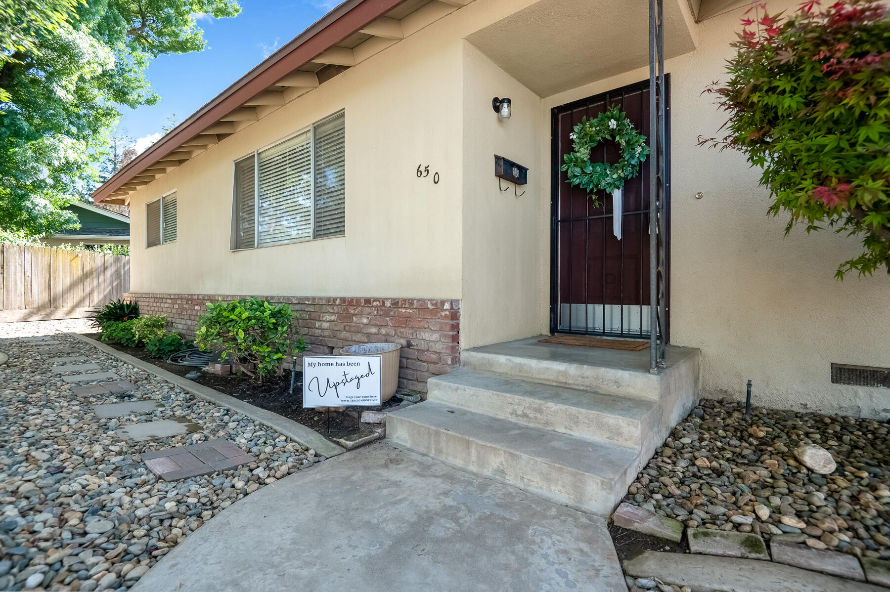 650 W Princeton Ct, Visalia, CA 93277