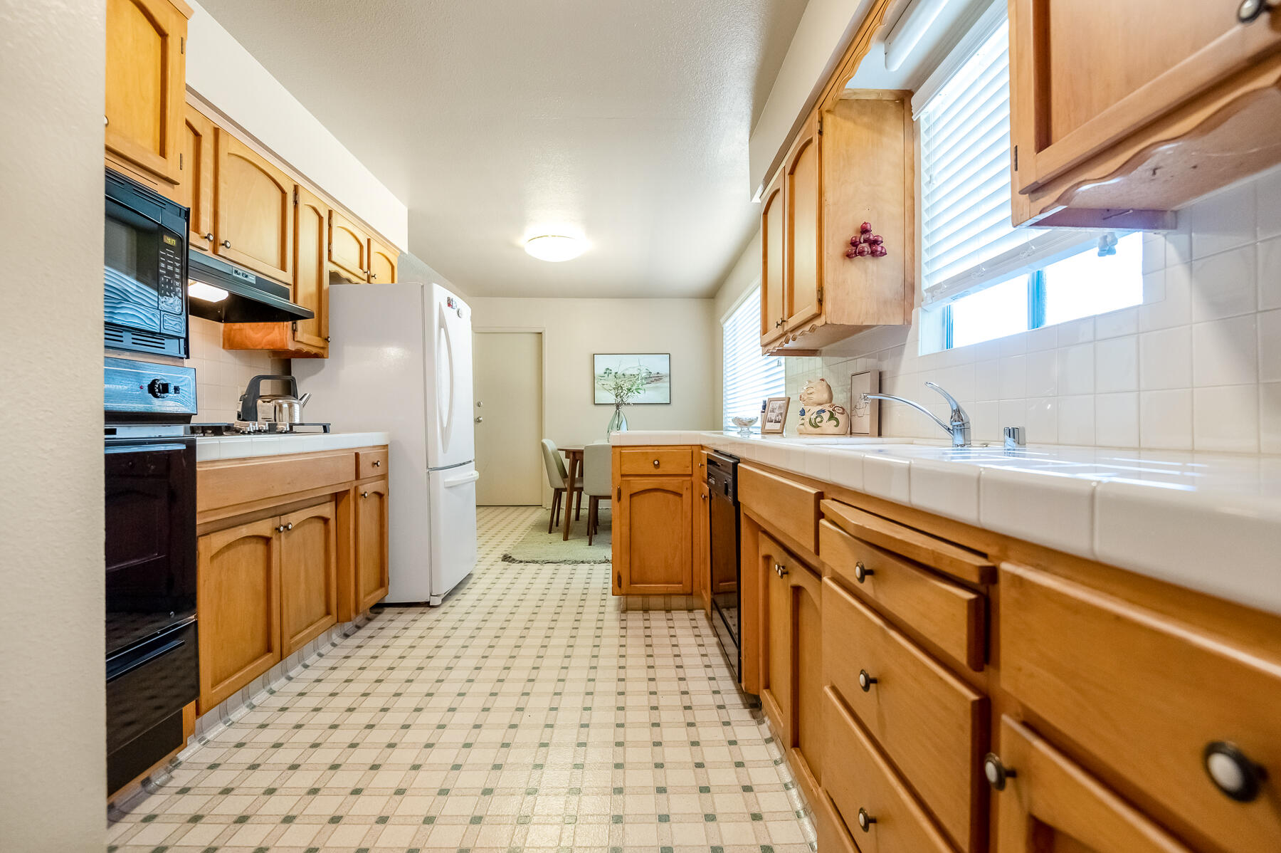 650 W Princeton Ct, Visalia, CA 93277