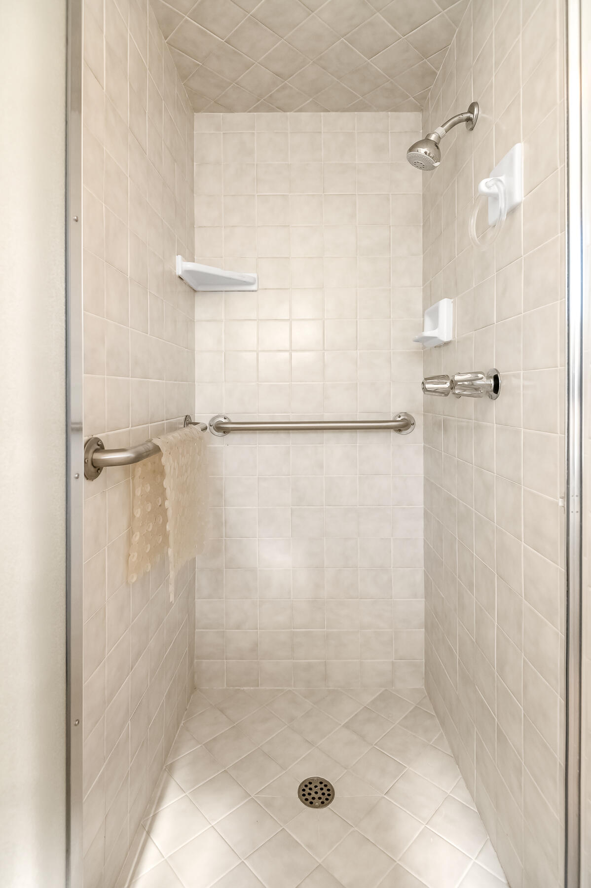 650 W Princeton Ct, Visalia, CA 93277