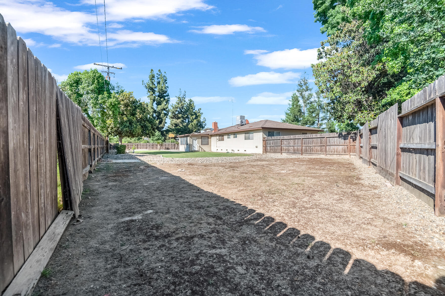 650 W Princeton Ct, Visalia, CA 93277
