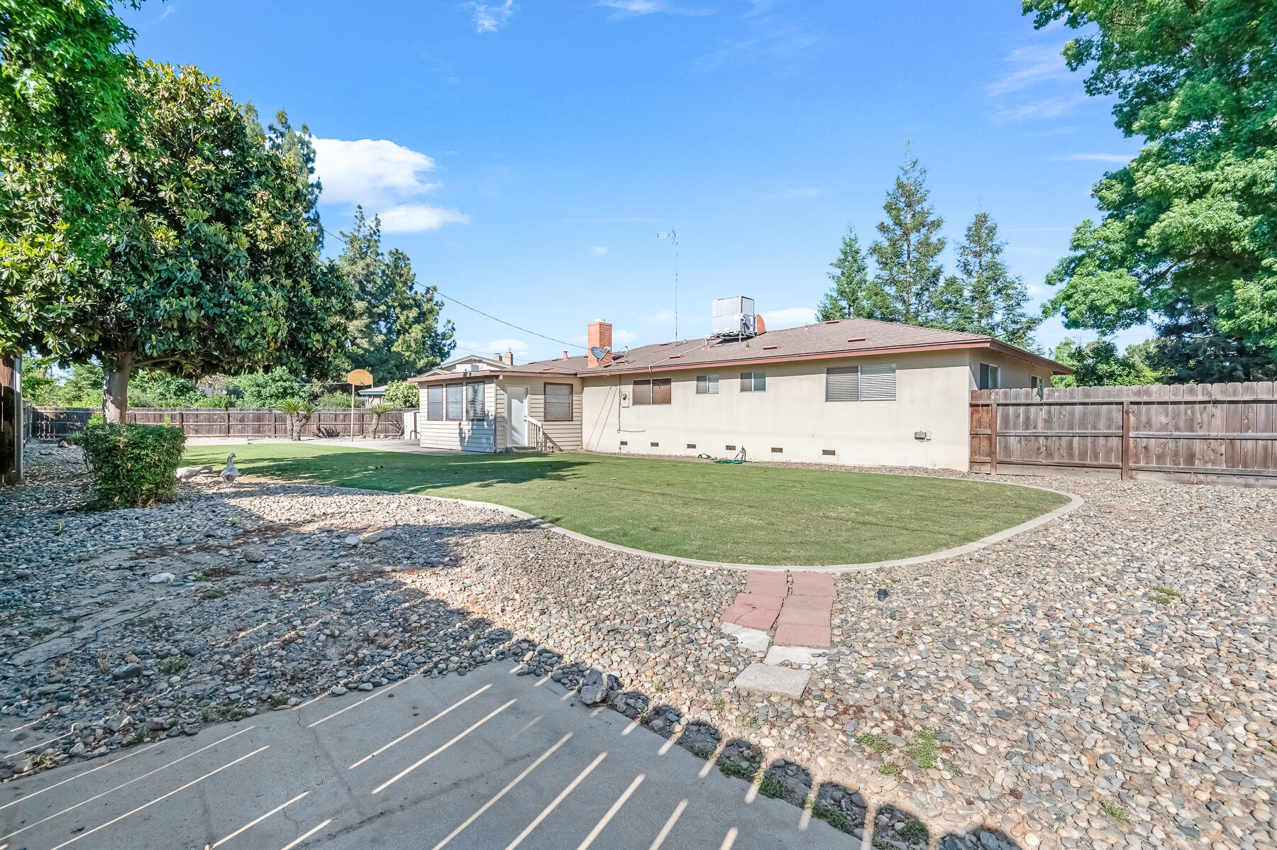 650 W Princeton Ct, Visalia, CA 93277