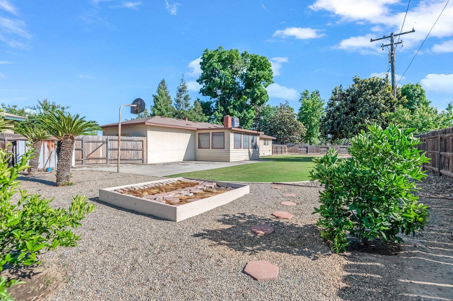 650 W Princeton Ct, Visalia, CA 93277
