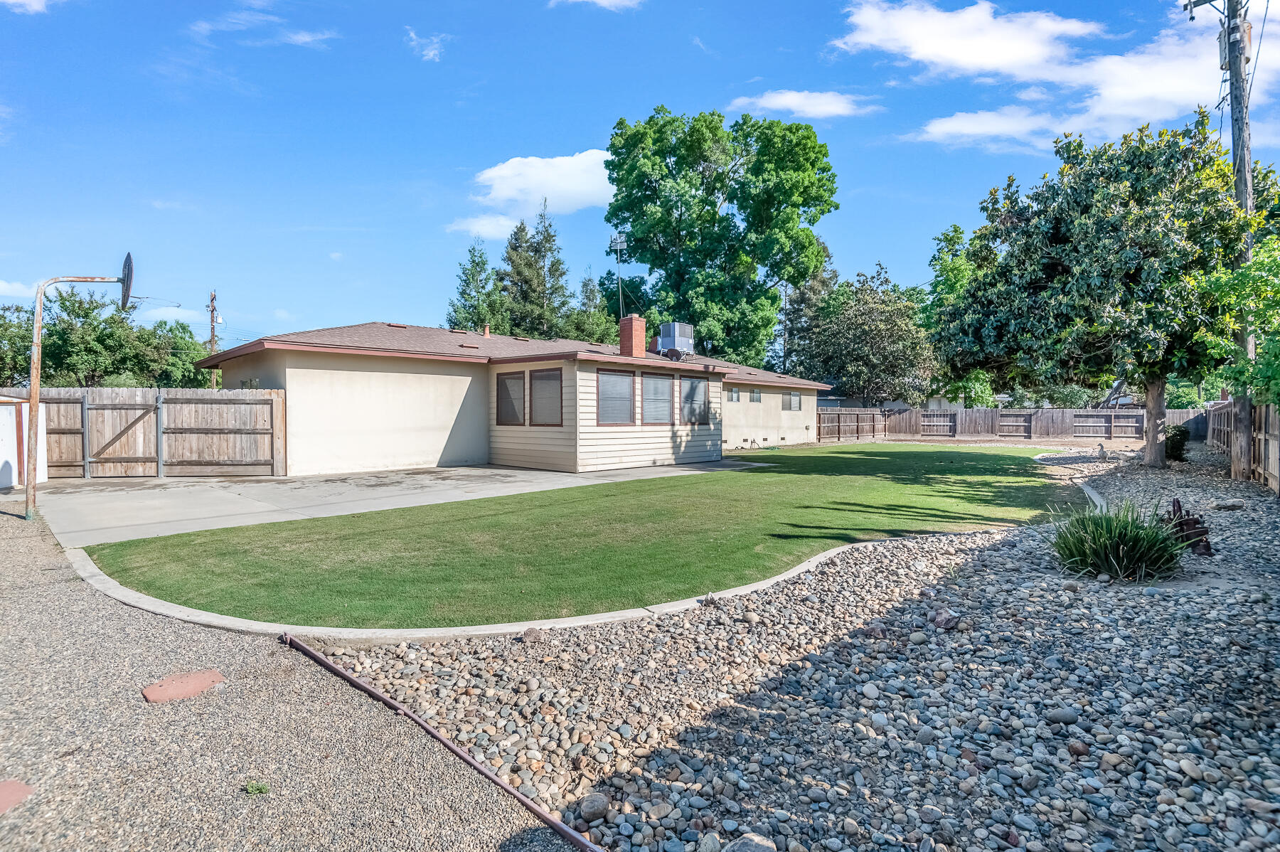 650 W Princeton Ct, Visalia, CA 93277