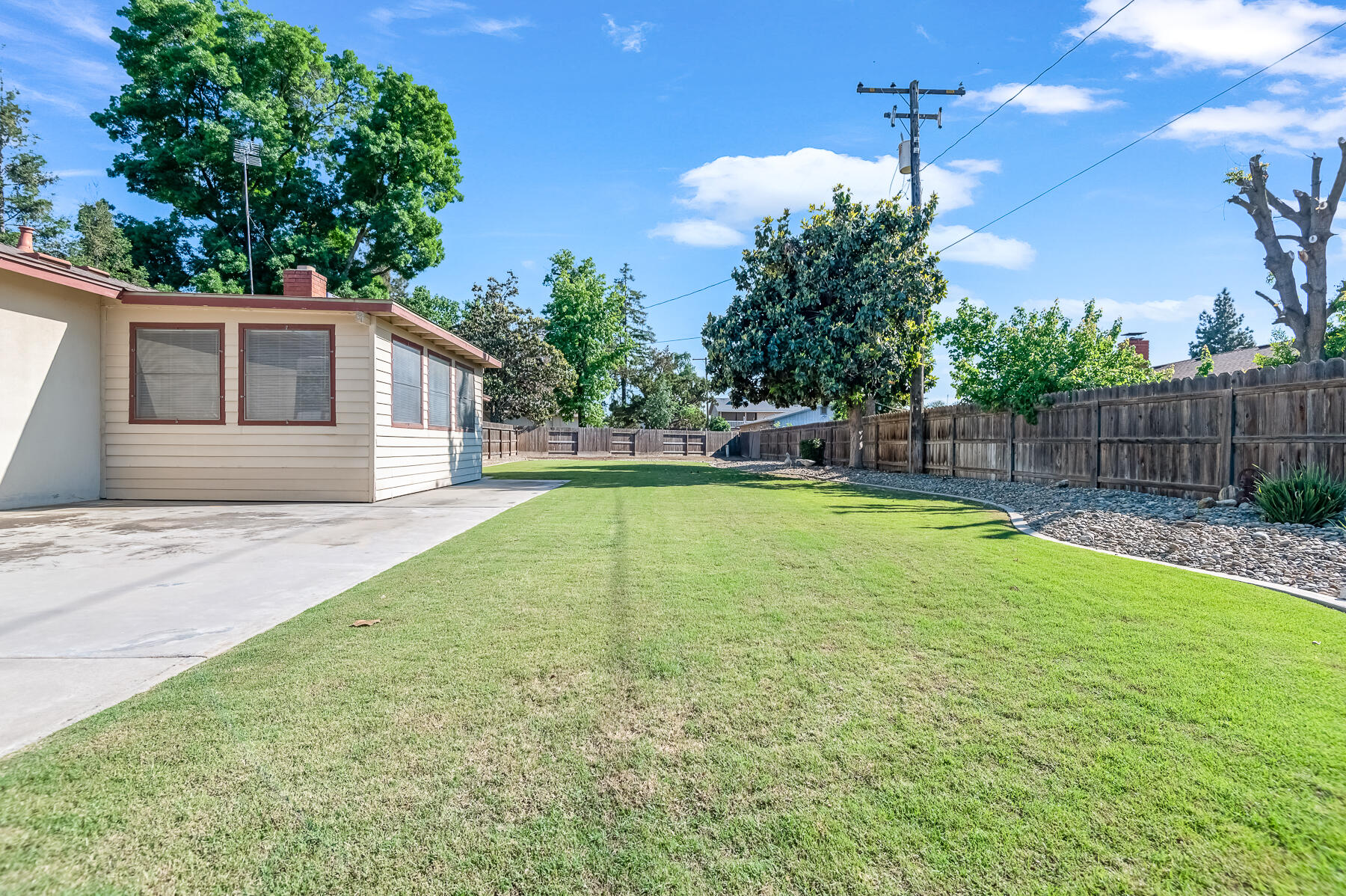 650 W Princeton Ct, Visalia, CA 93277