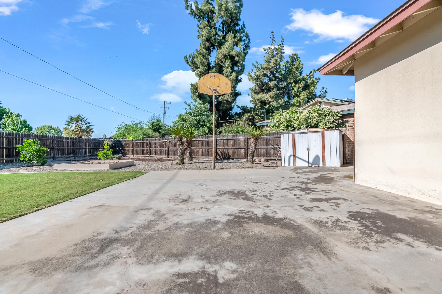 650 W Princeton Ct, Visalia, CA 93277