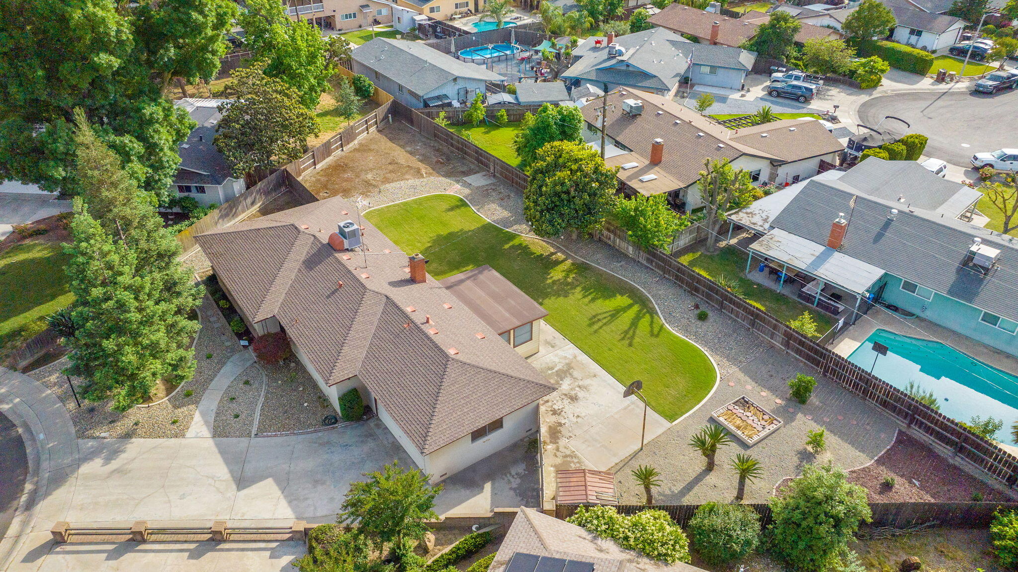 650 W Princeton Ct, Visalia, CA 93277