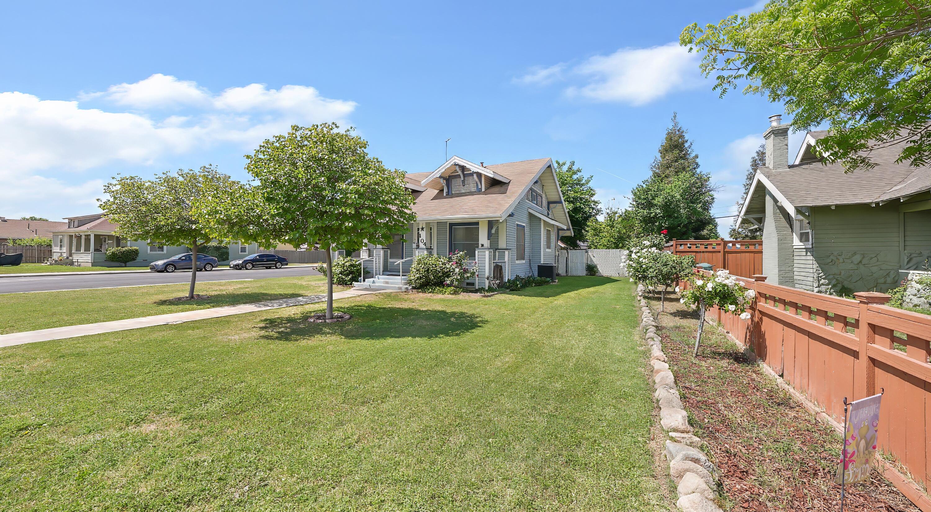 104 N Orange Ave, Exeter, CA 93221