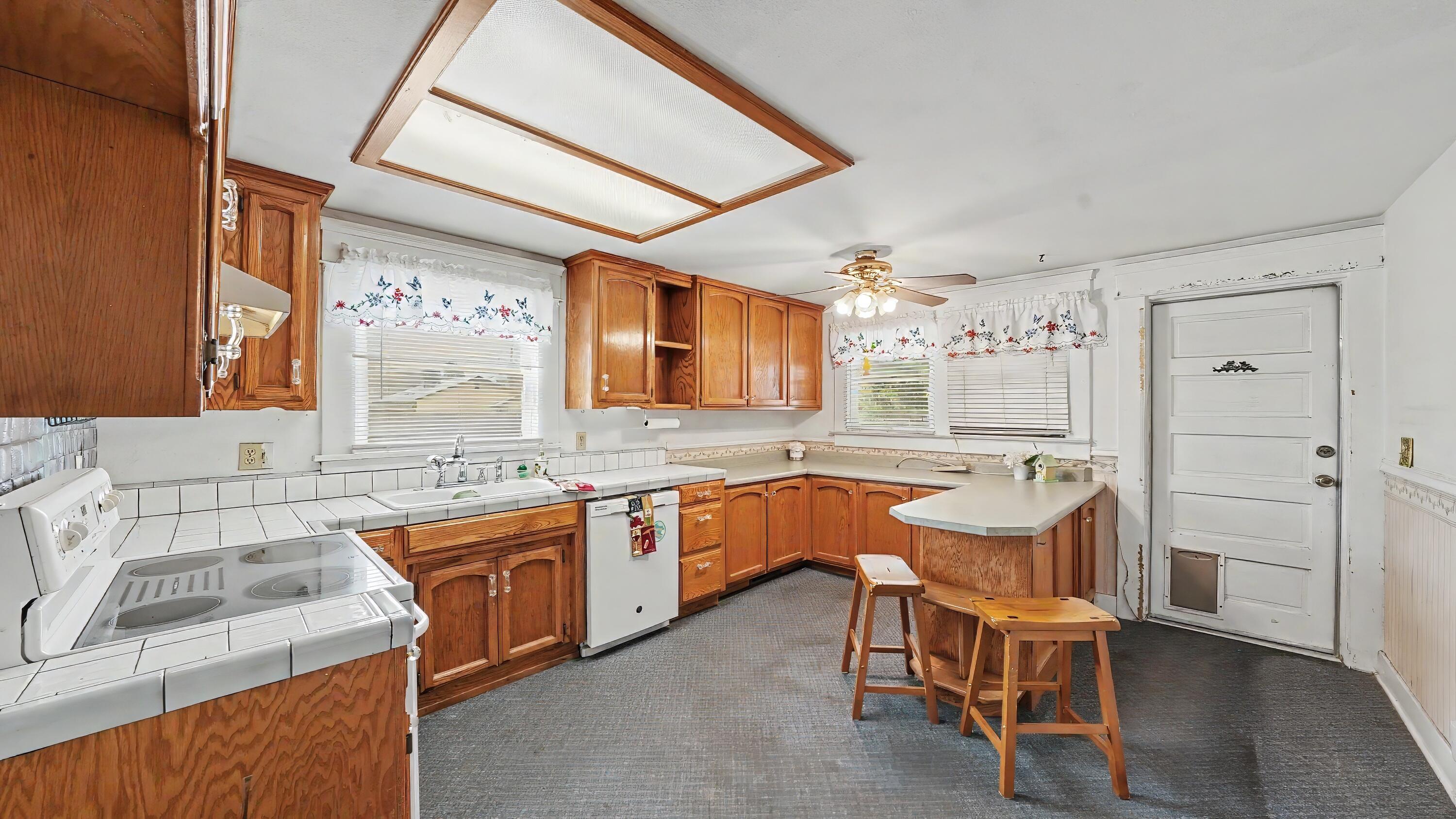 104 N Orange Ave, Exeter, CA 93221