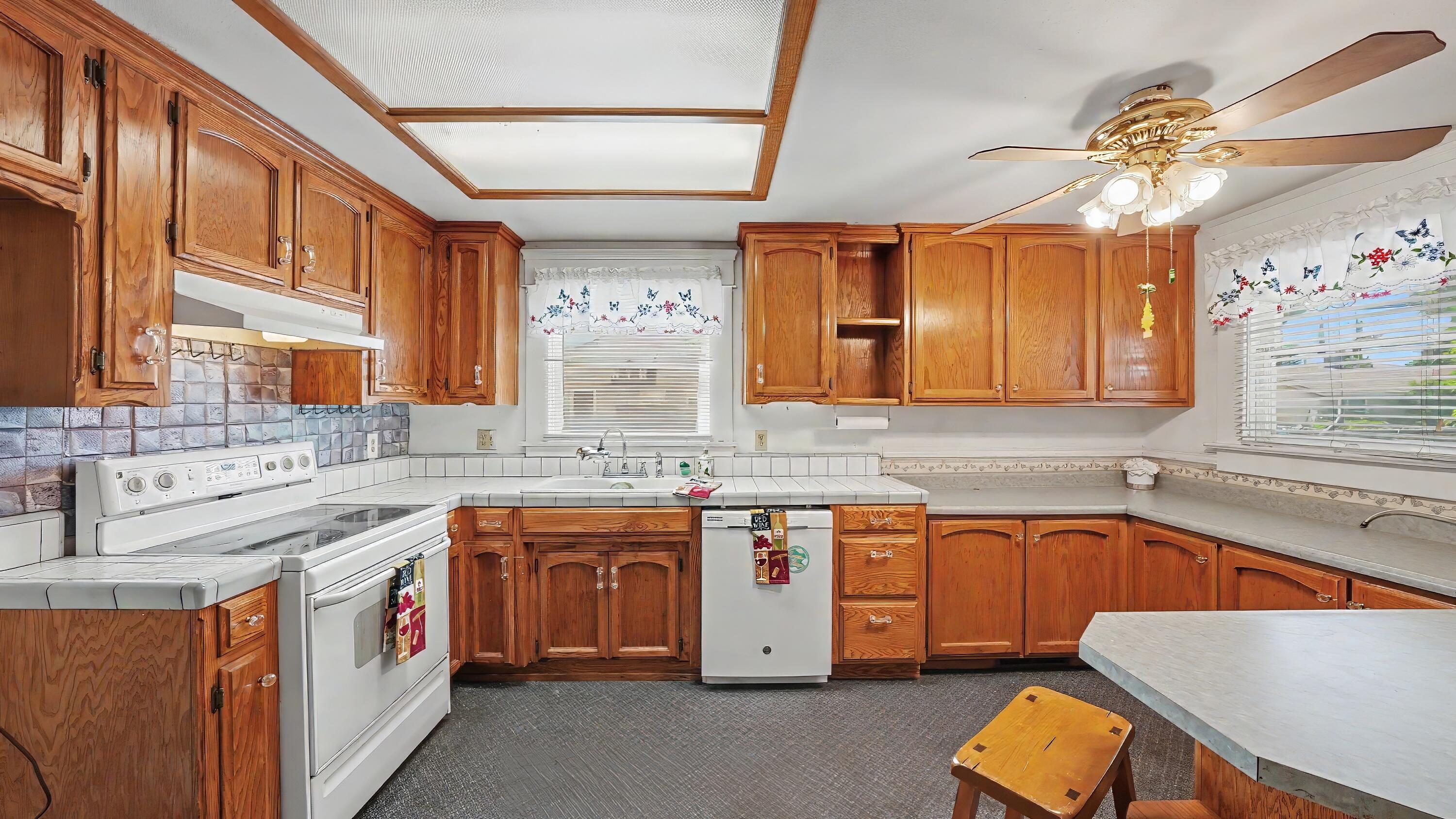 104 N Orange Ave, Exeter, CA 93221