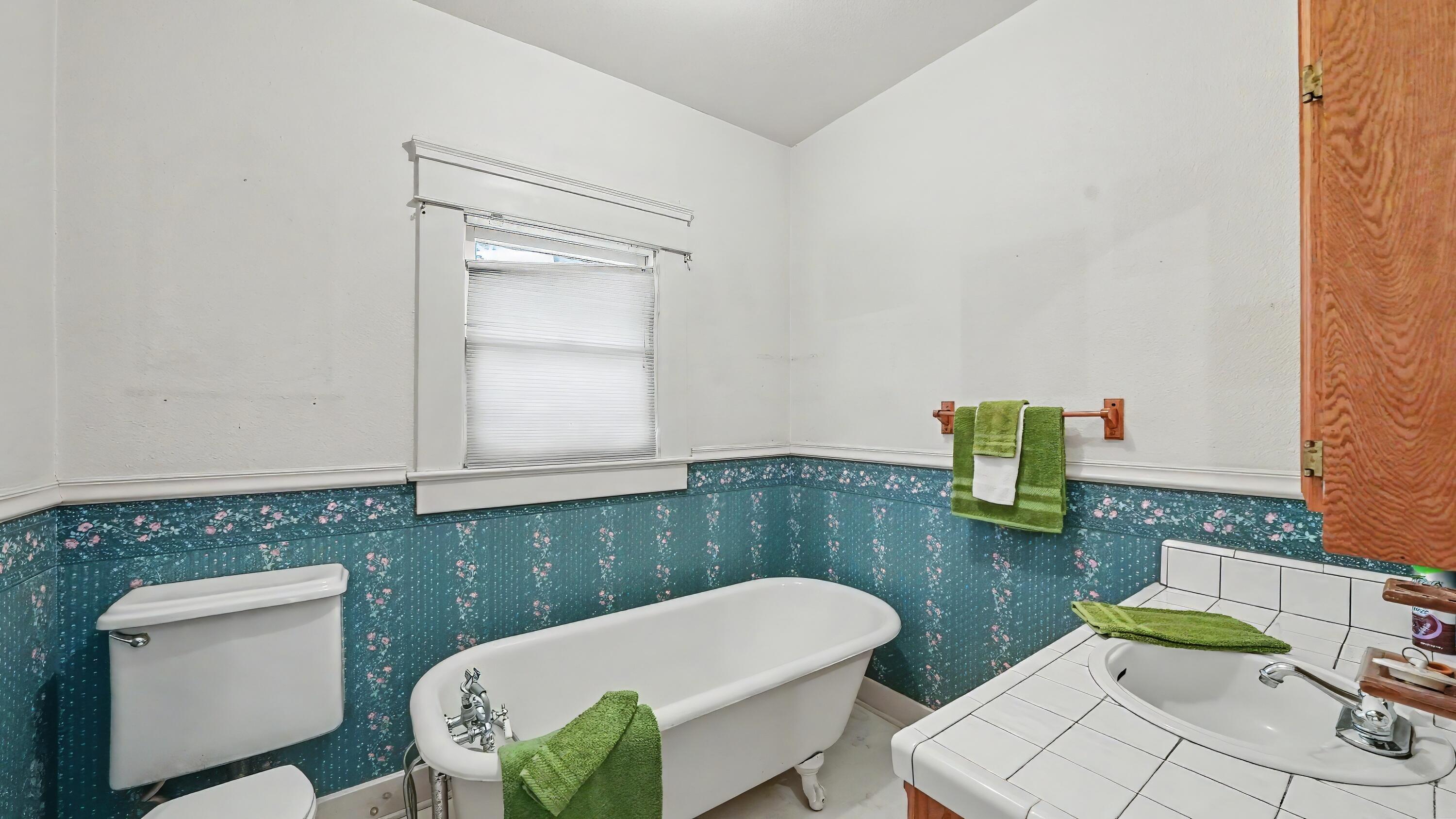 104 N Orange Ave, Exeter, CA 93221