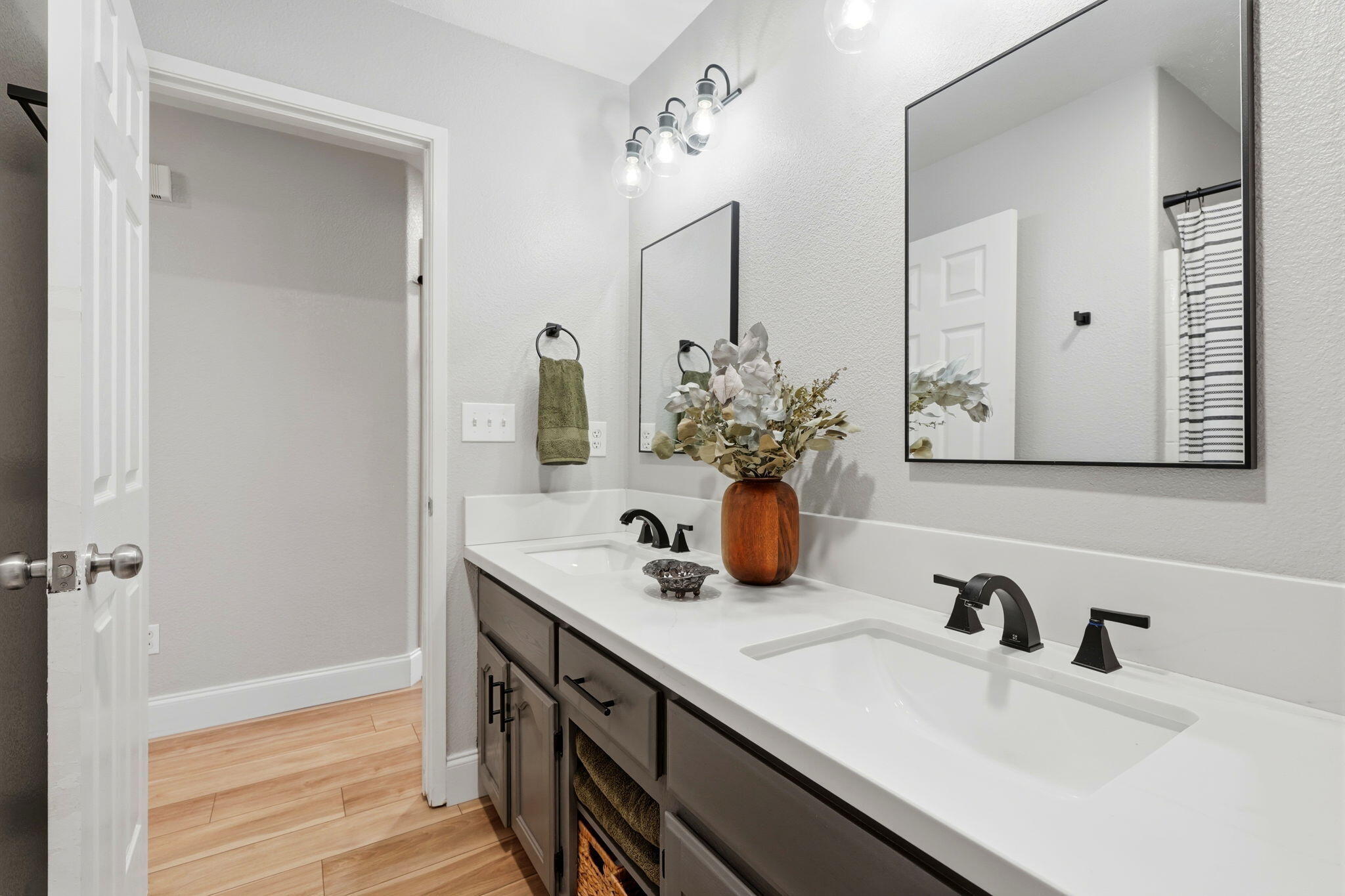 2336 S Cedar St, Visalia, CA 93292