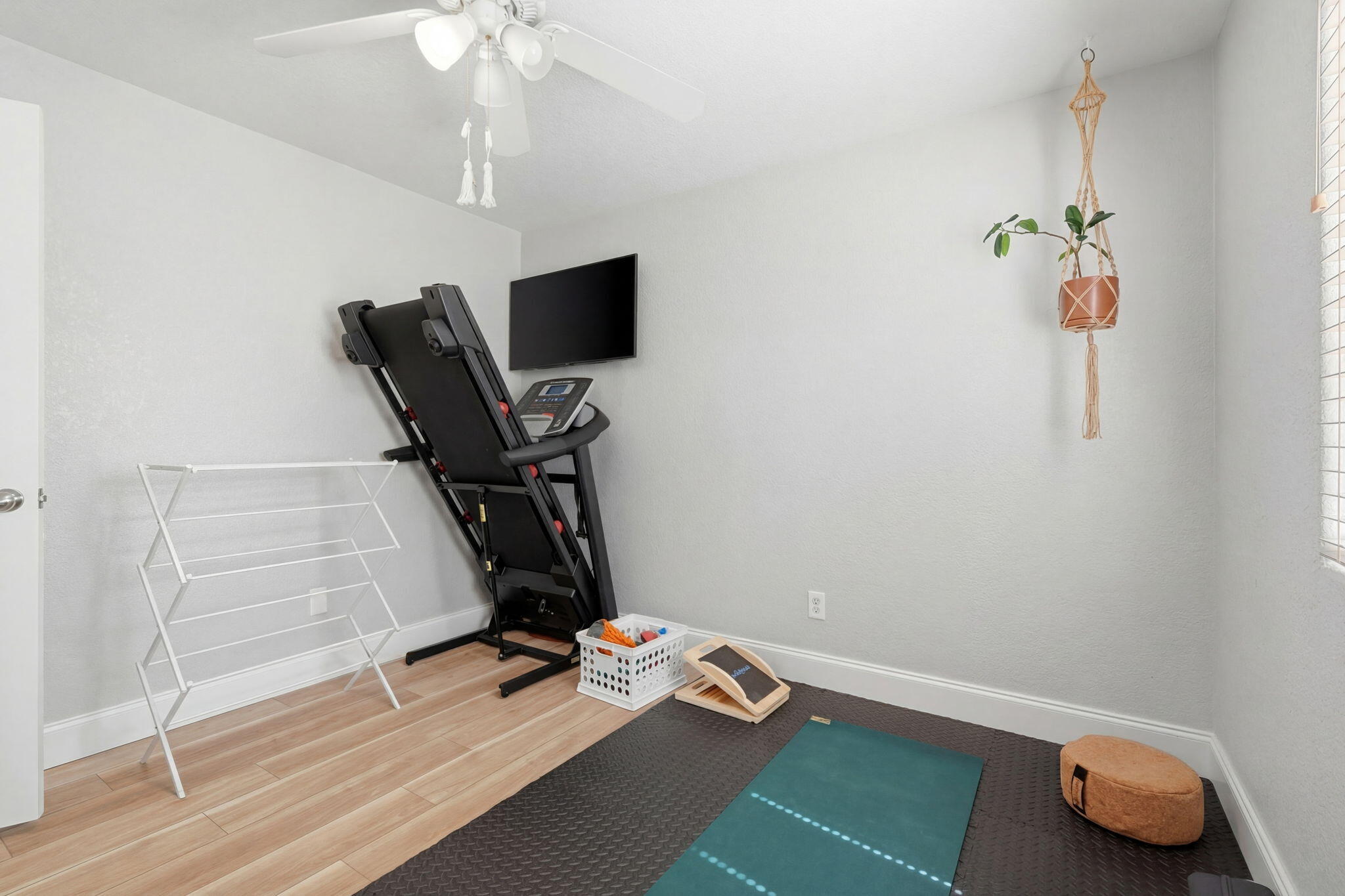 2336 S Cedar St, Visalia, CA 93292