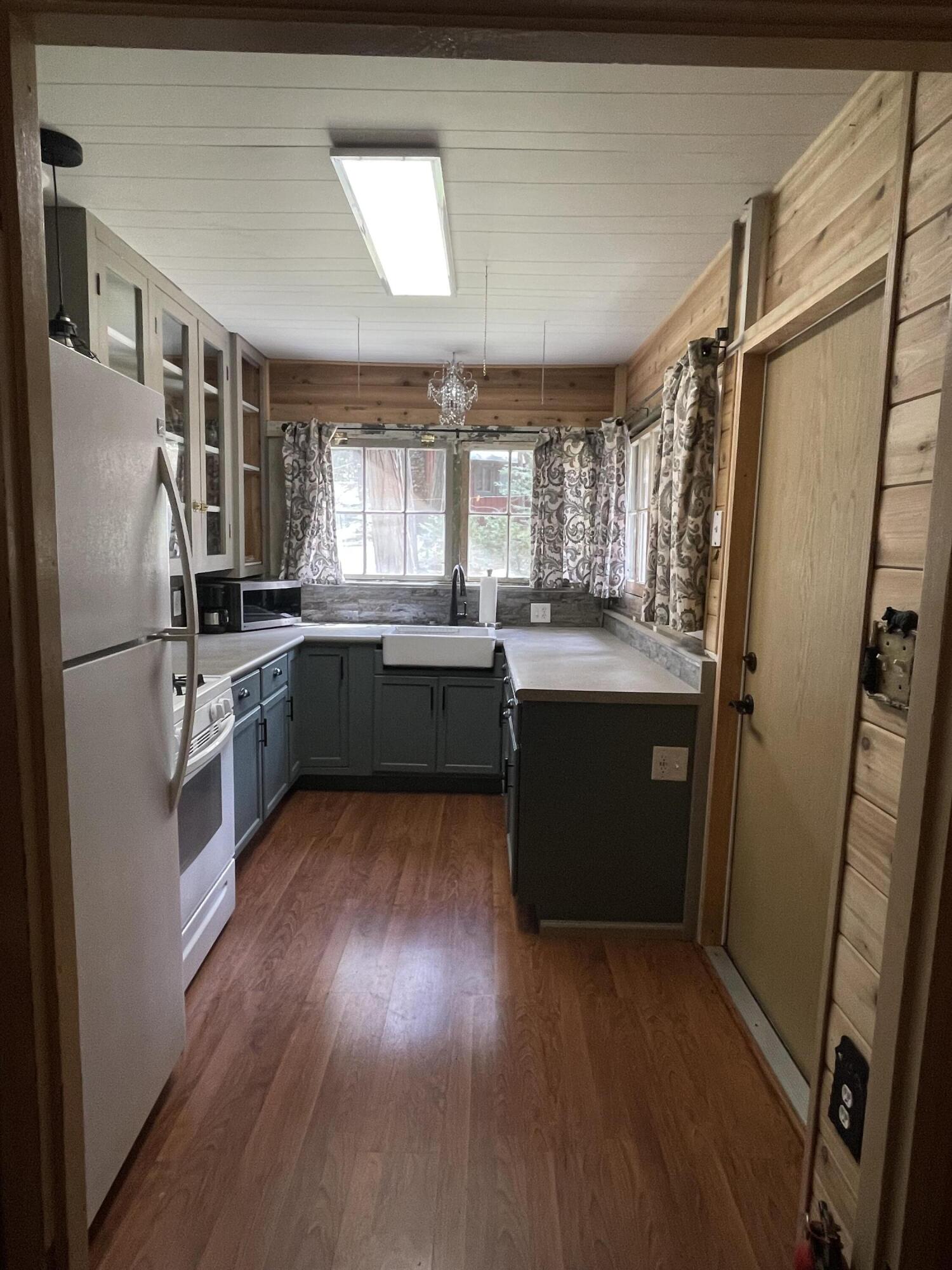 22 White River Rd, California Hot Springs, CA 93207