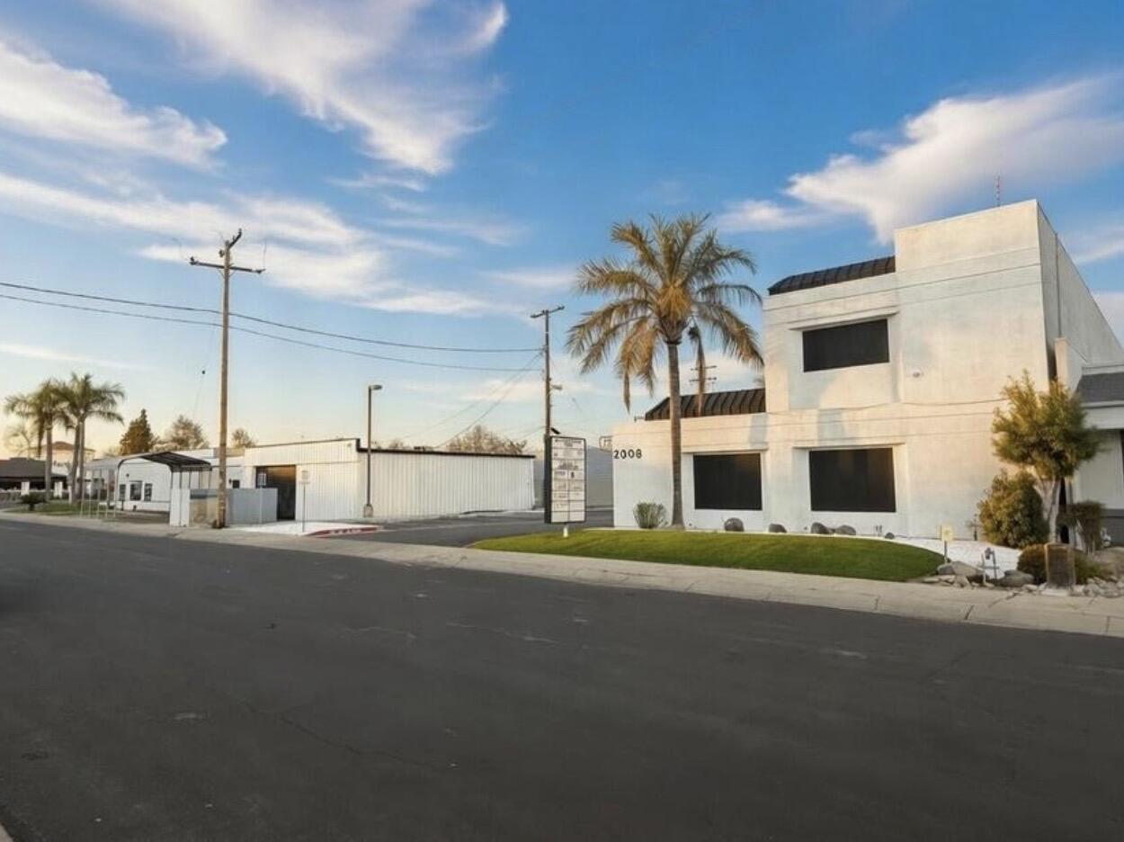 2008 W Dorothea Ave, Visalia, CA 93277