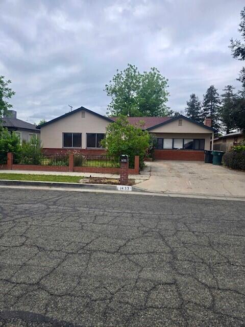 1433 E Sequoia Ave, Tulare, CA 93274