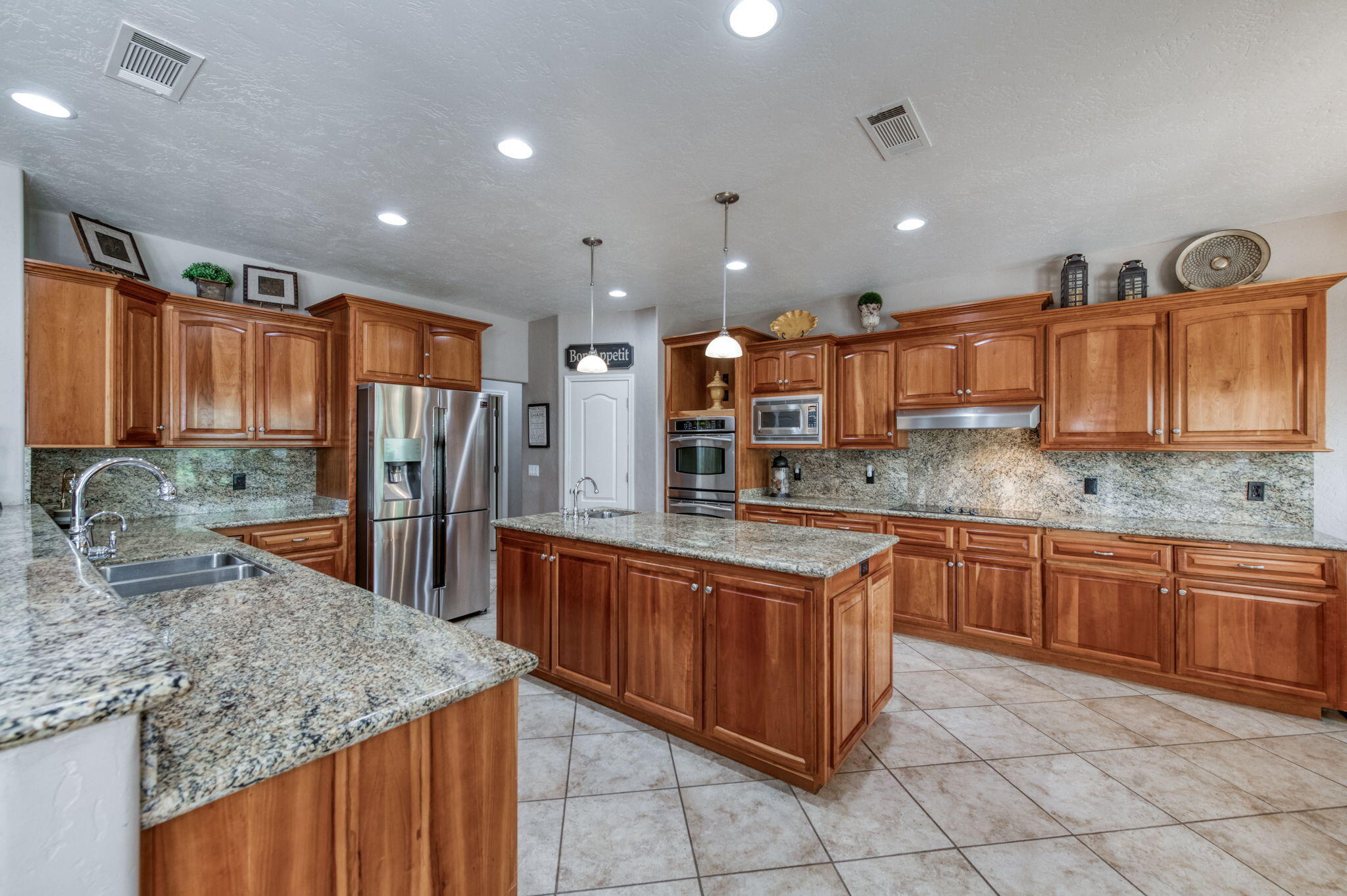 4907 W Lakewood Ct, Visalia, CA 93291