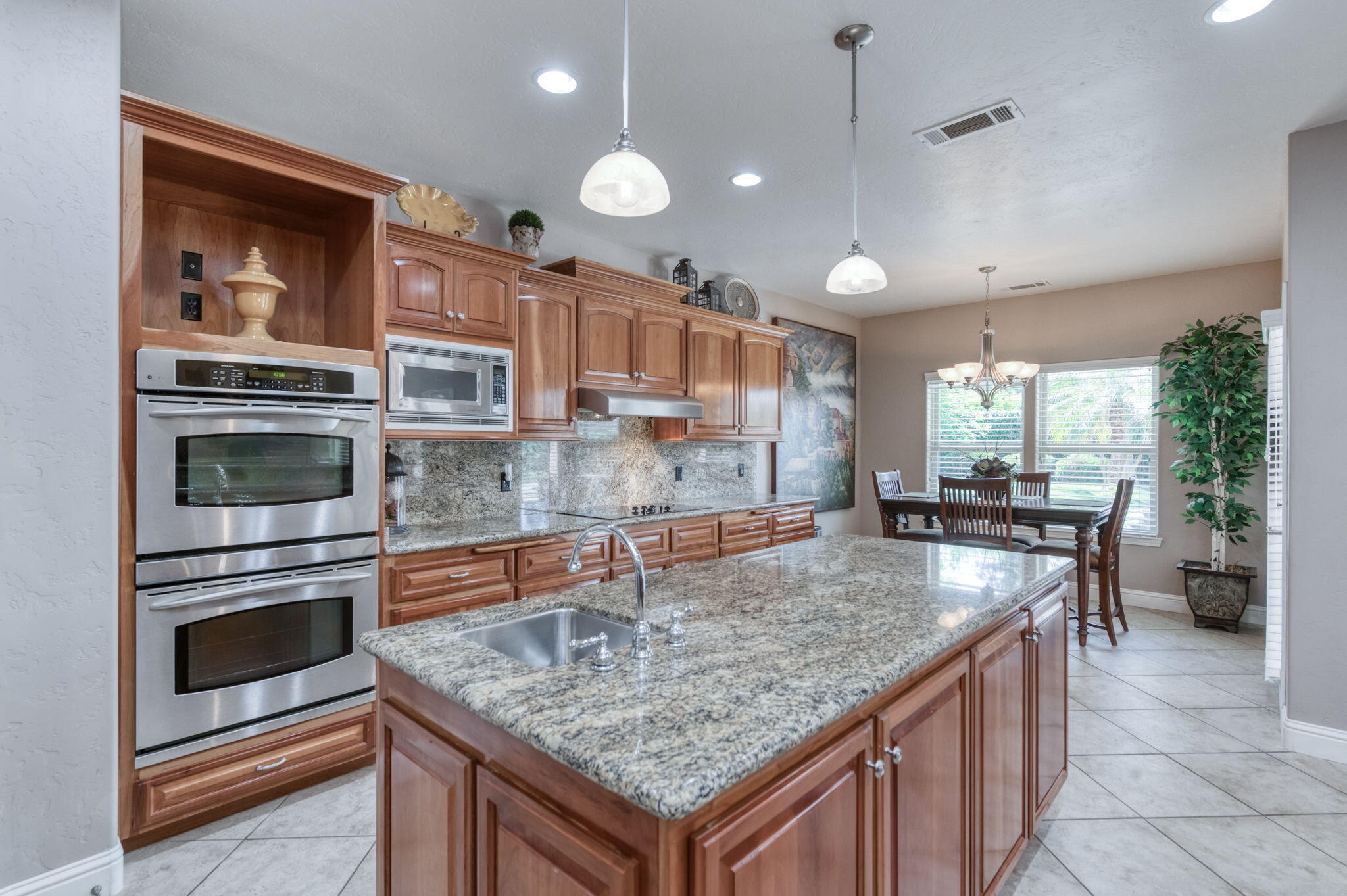 4907 W Lakewood Ct, Visalia, CA 93291