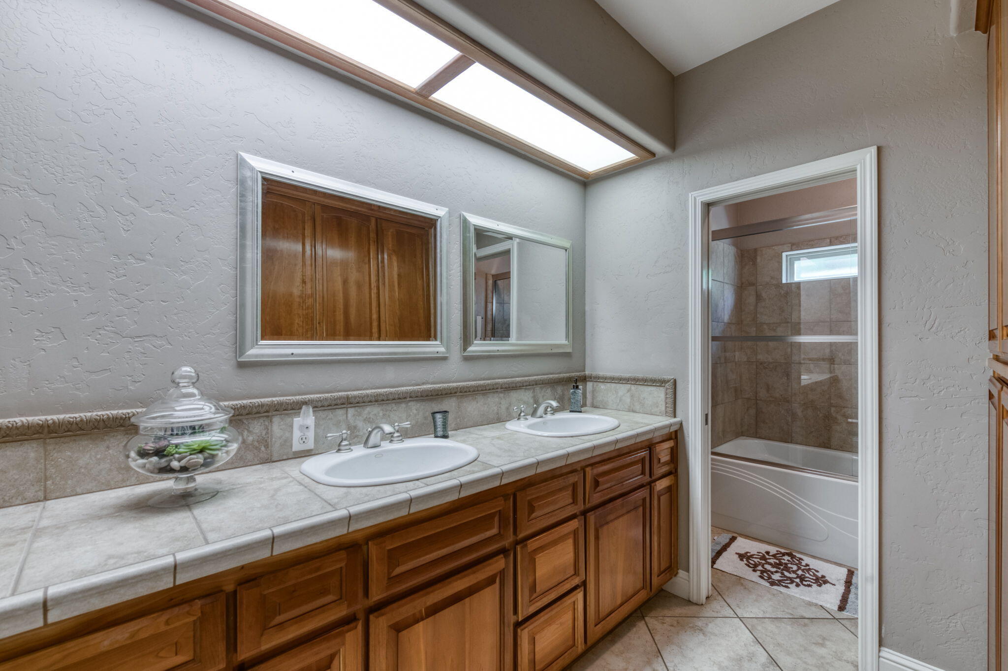 4907 W Lakewood Ct, Visalia, CA 93291