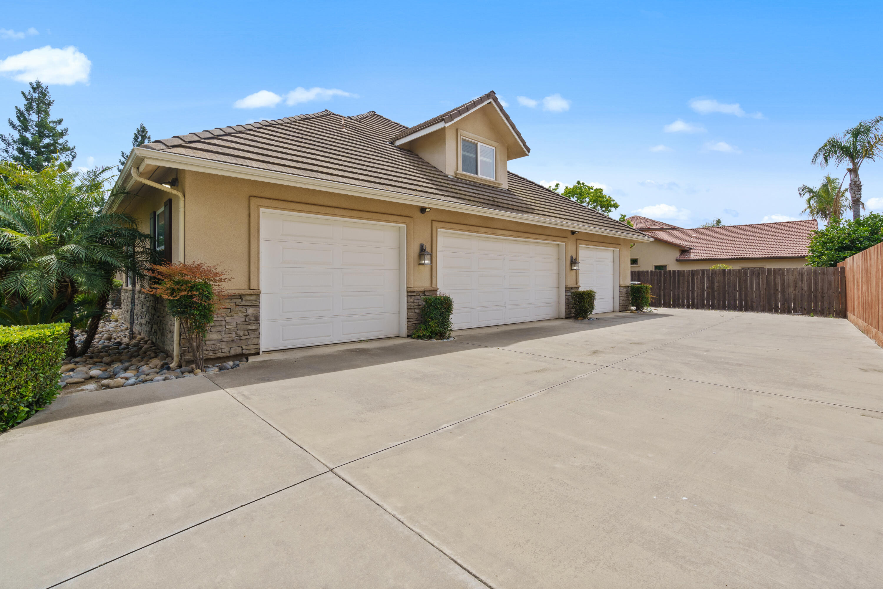 2615 N Linwood St, Visalia, CA 93291