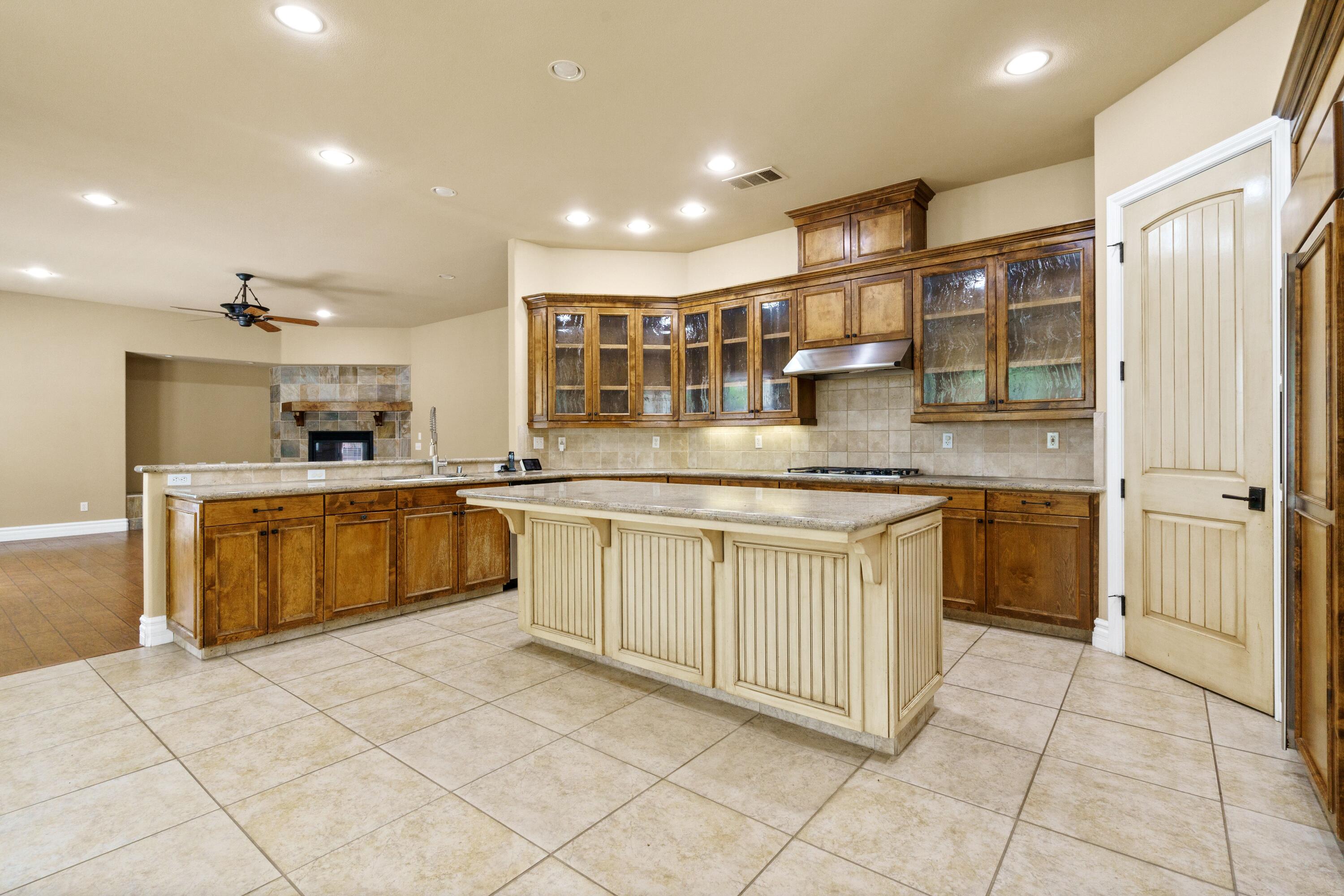 2615 N Linwood St, Visalia, CA 93291