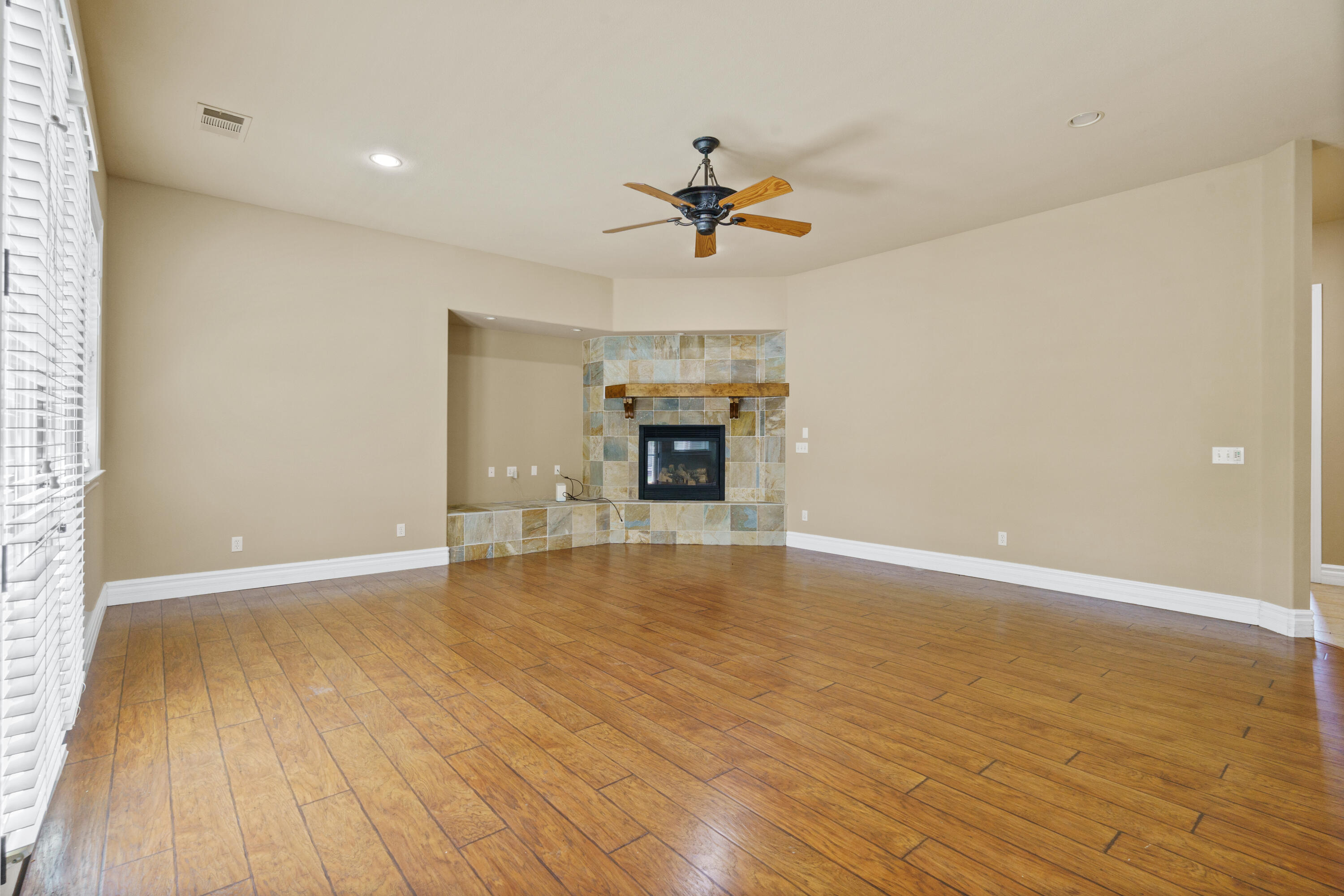 2615 N Linwood St, Visalia, CA 93291