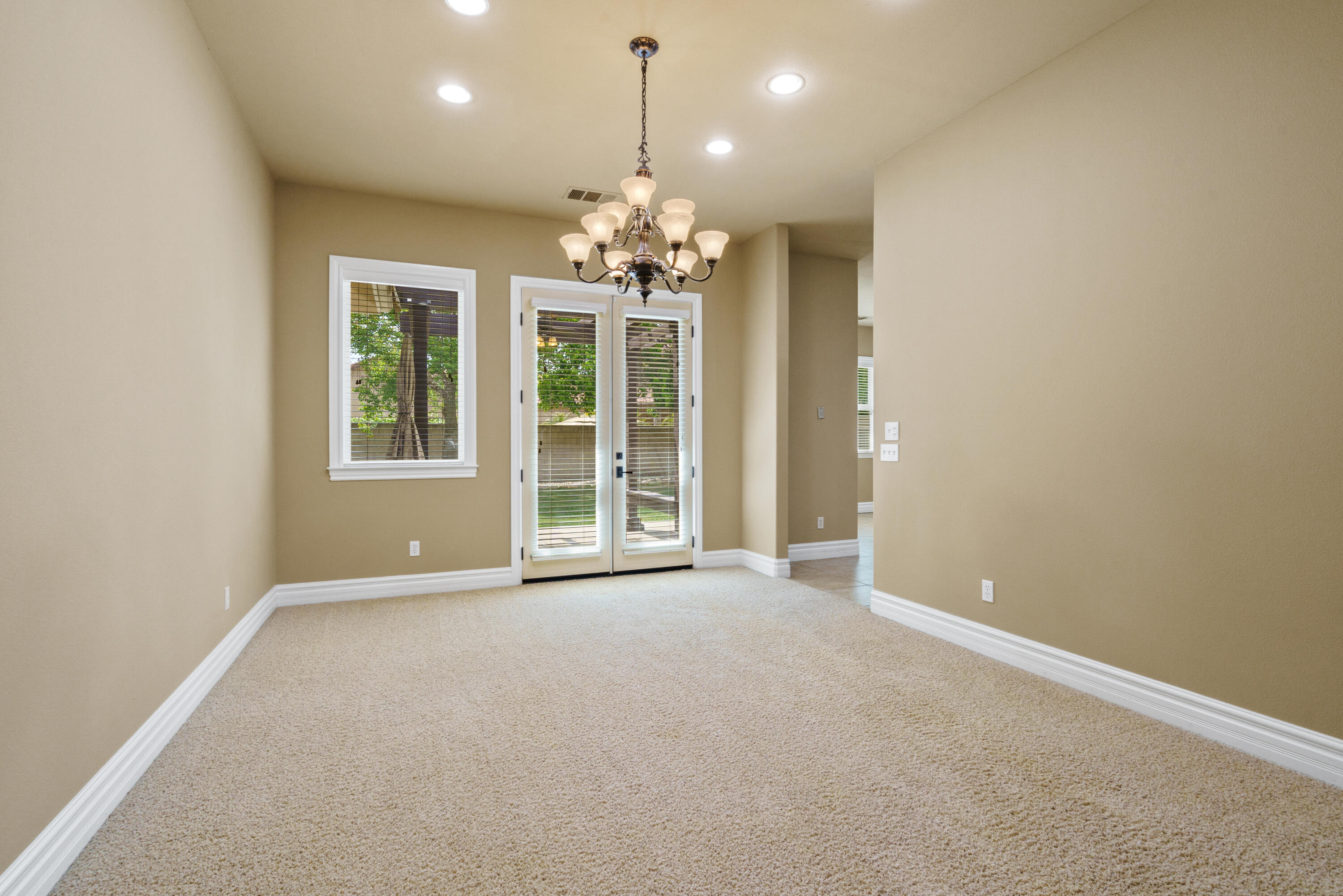 2615 N Linwood St, Visalia, CA 93291