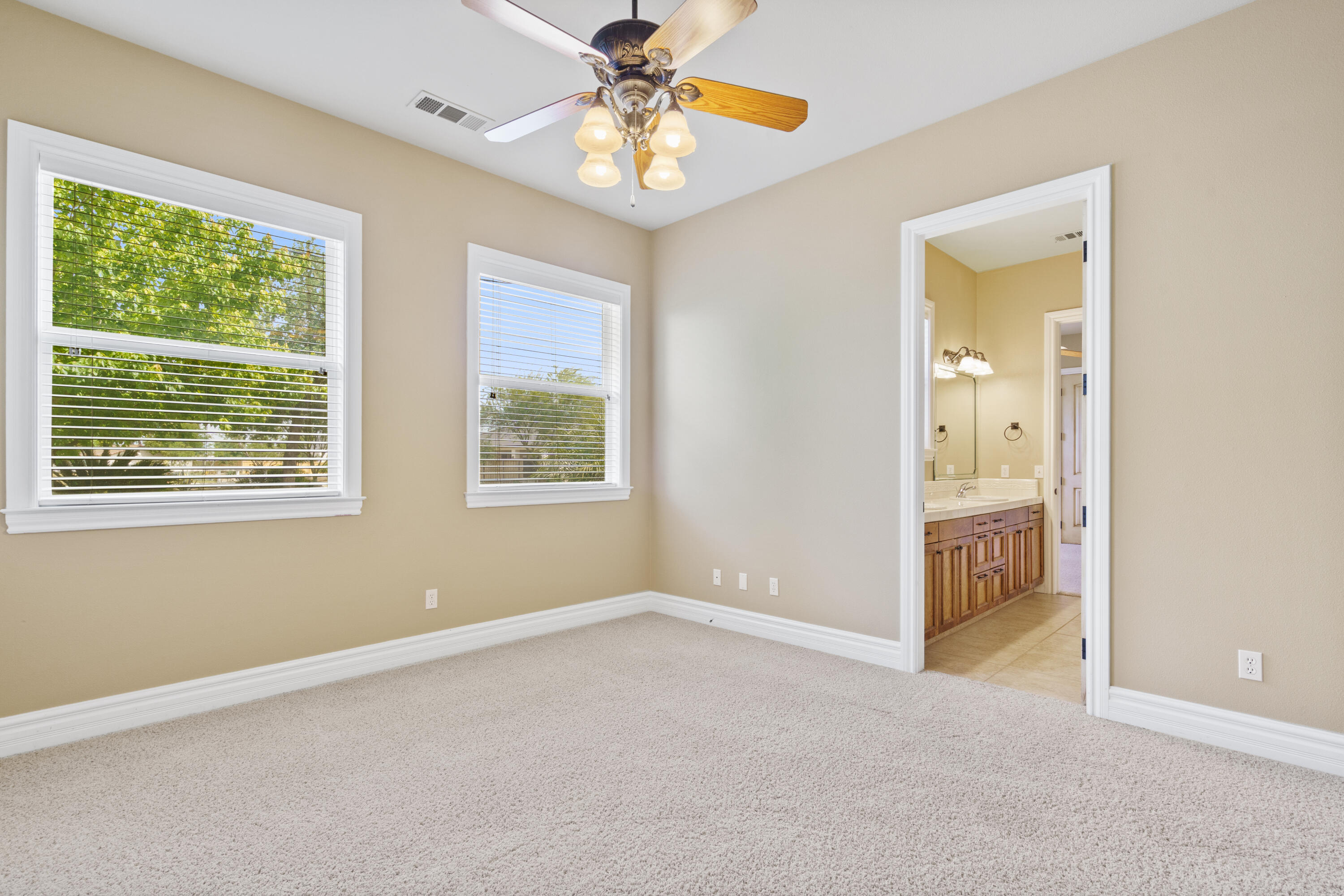 2615 N Linwood St, Visalia, CA 93291