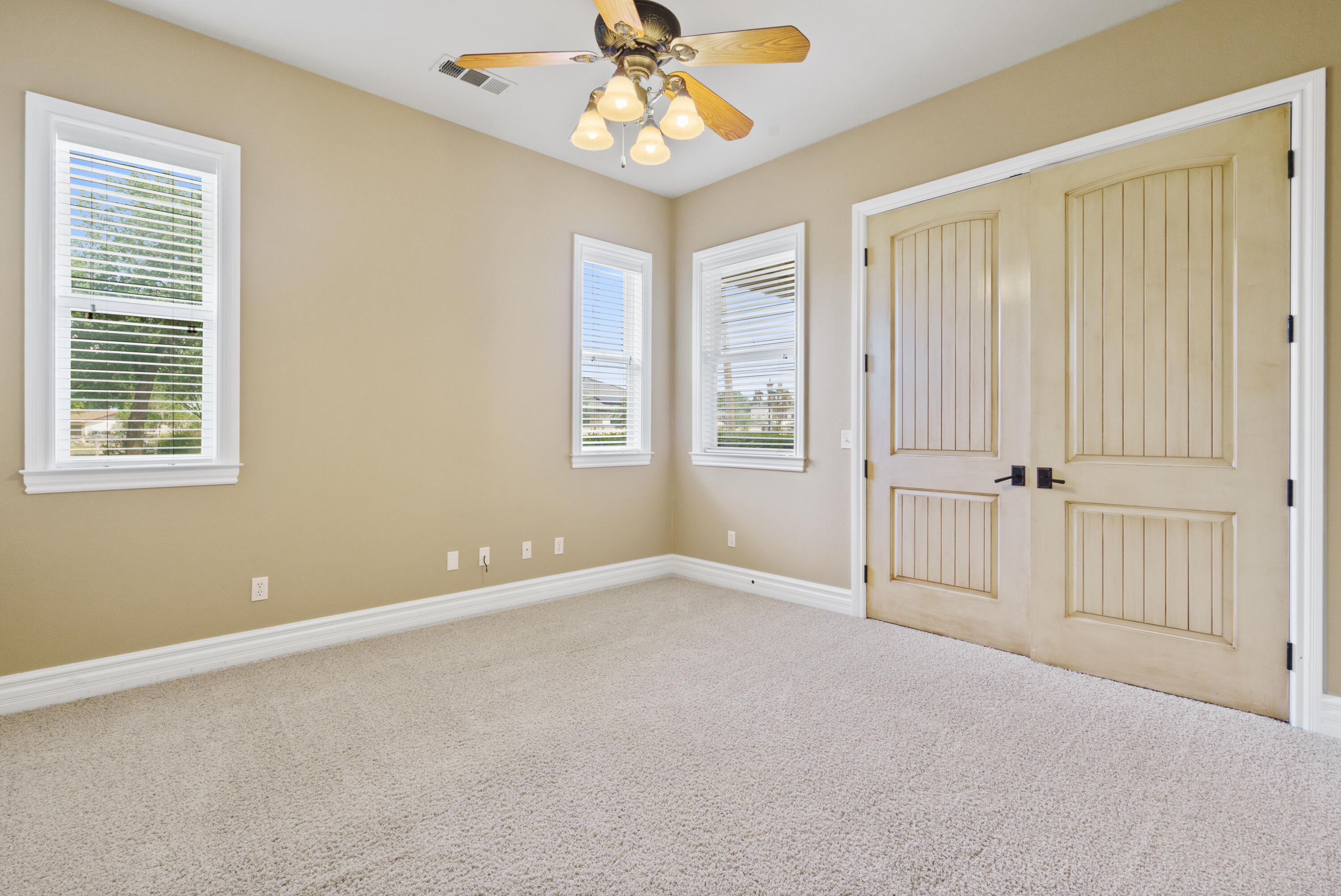 2615 N Linwood St, Visalia, CA 93291