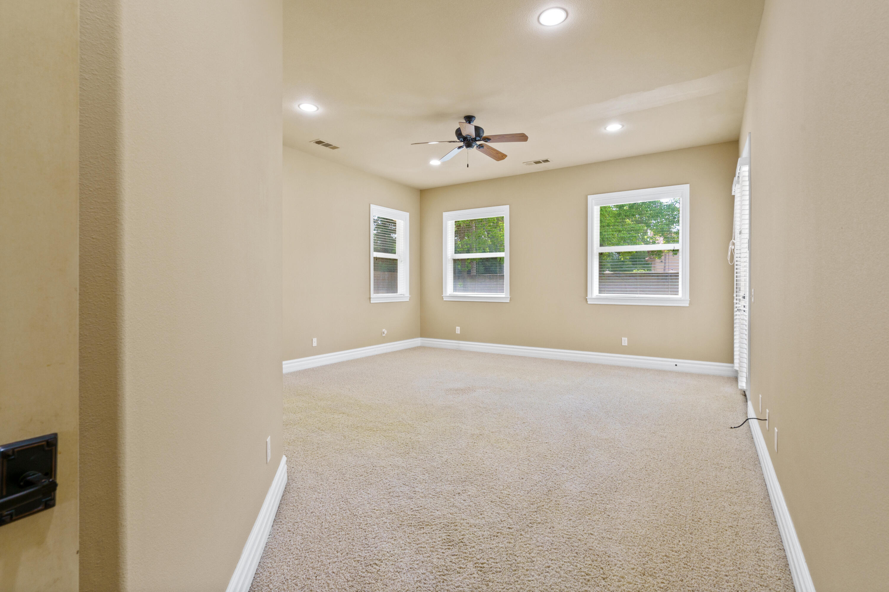 2615 N Linwood St, Visalia, CA 93291