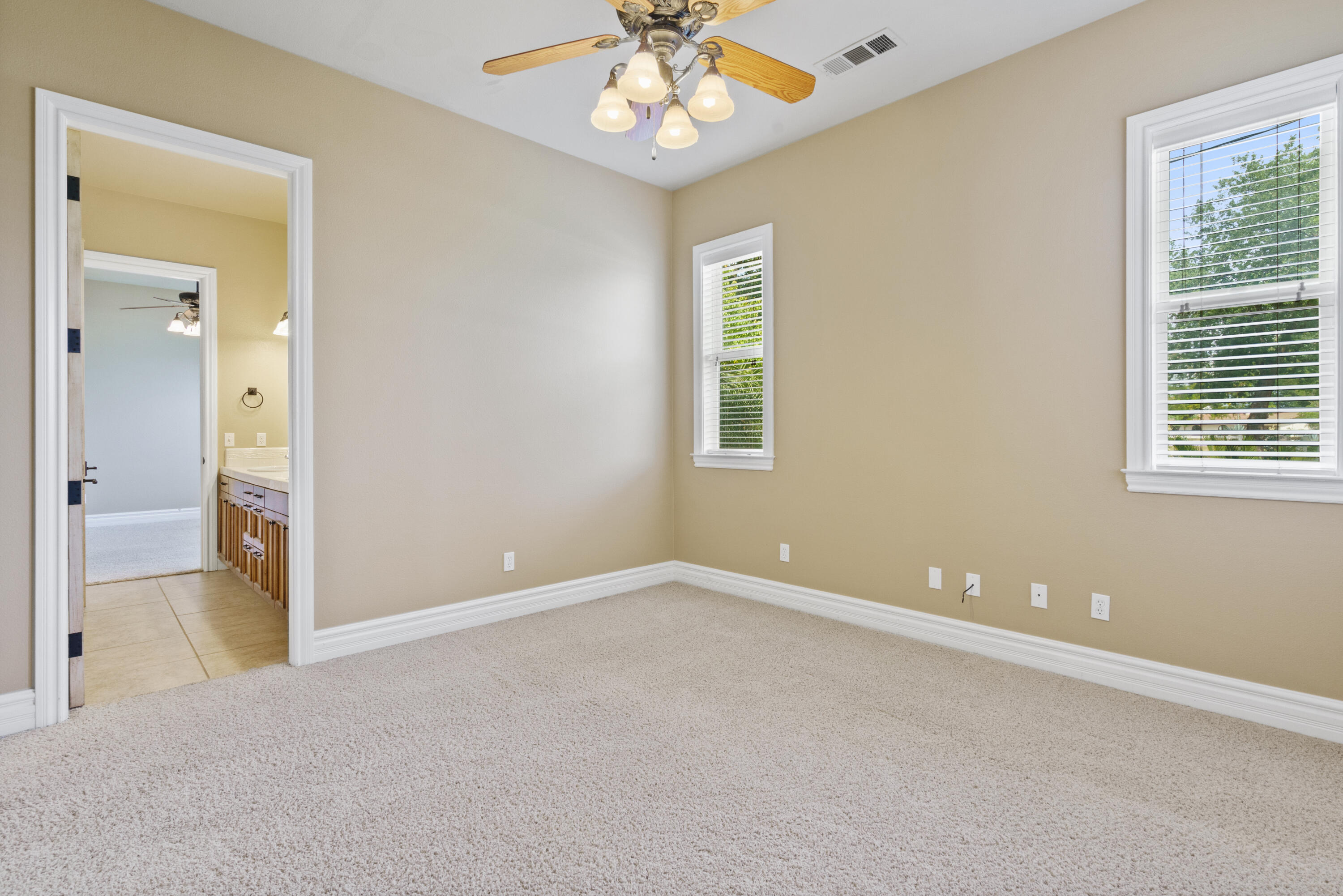 2615 N Linwood St, Visalia, CA 93291