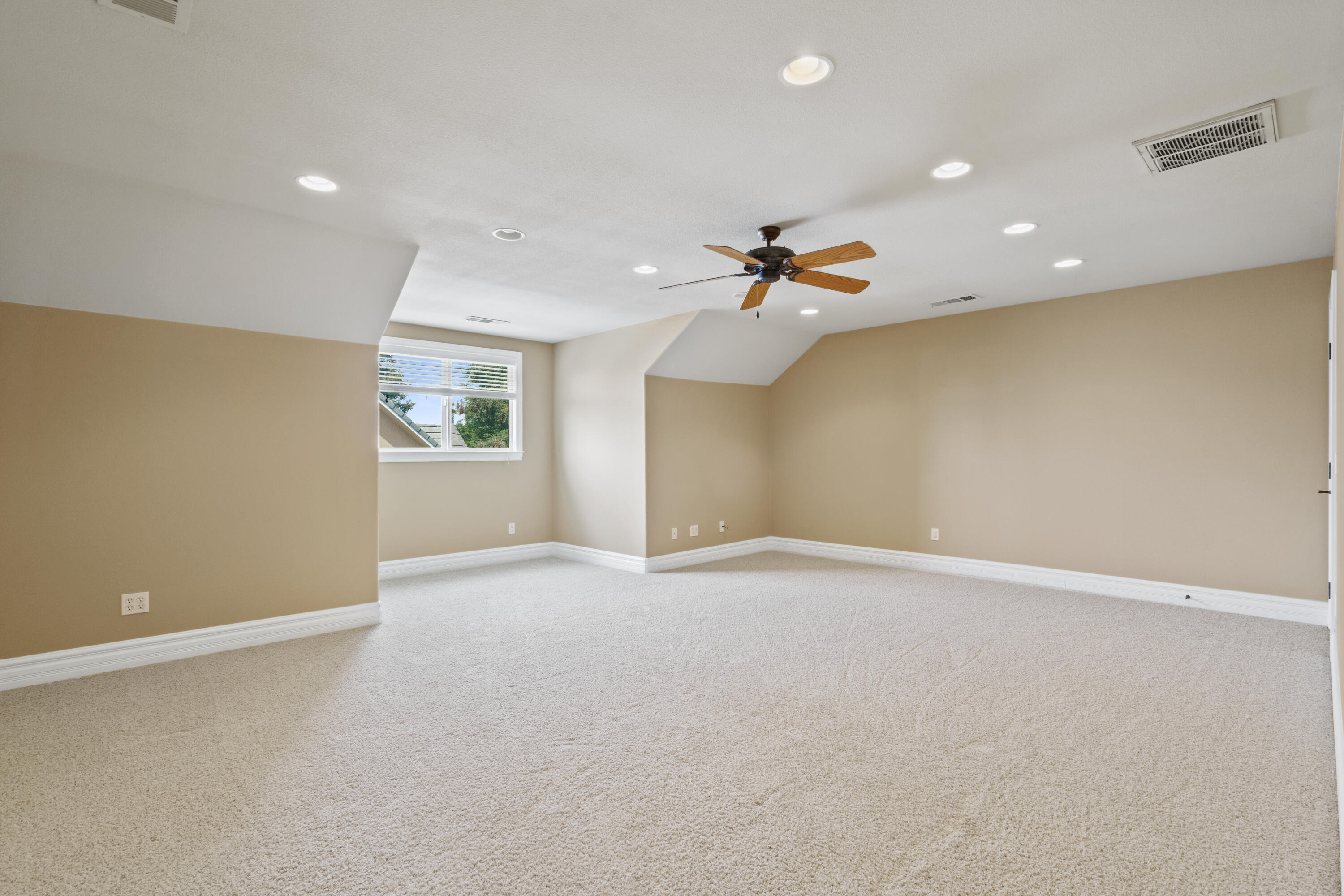 2615 N Linwood St, Visalia, CA 93291