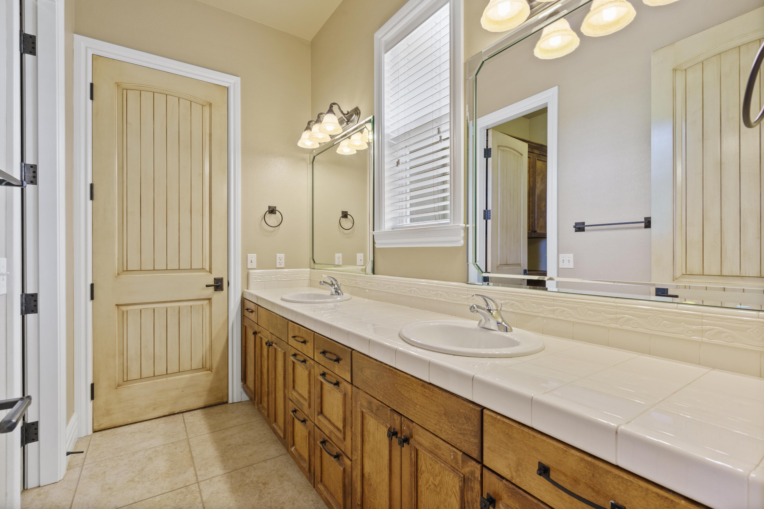 2615 N Linwood St, Visalia, CA 93291