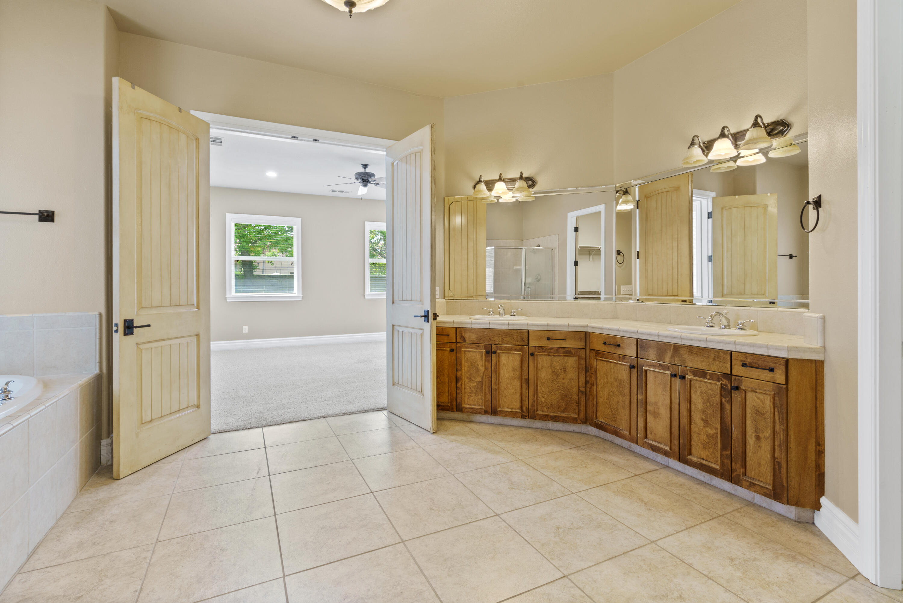 2615 N Linwood St, Visalia, CA 93291