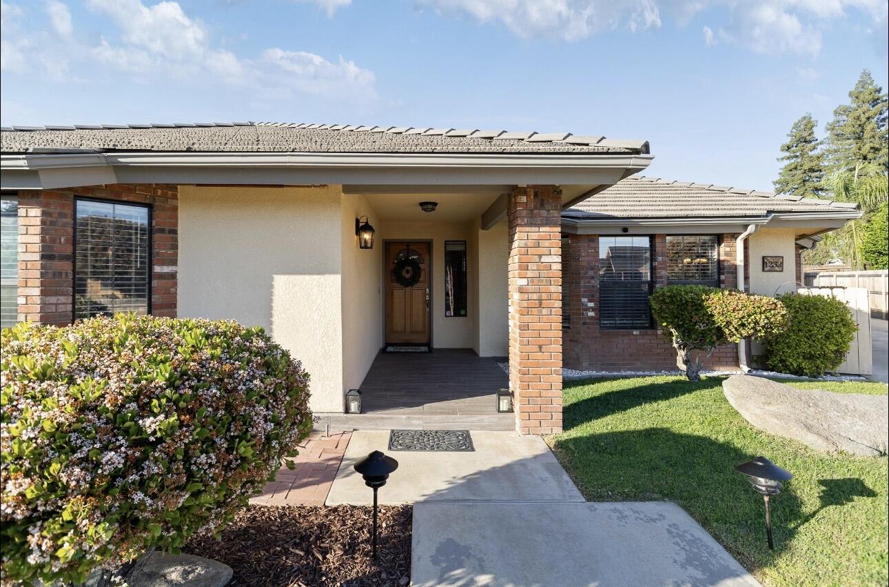 1232 N Lindale Way, Porterville, CA 93257