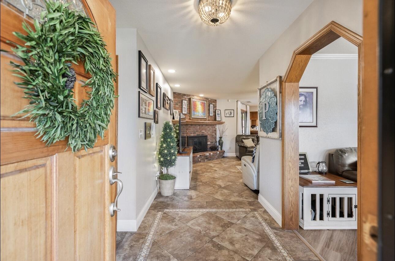 1232 N Lindale Way, Porterville, CA 93257